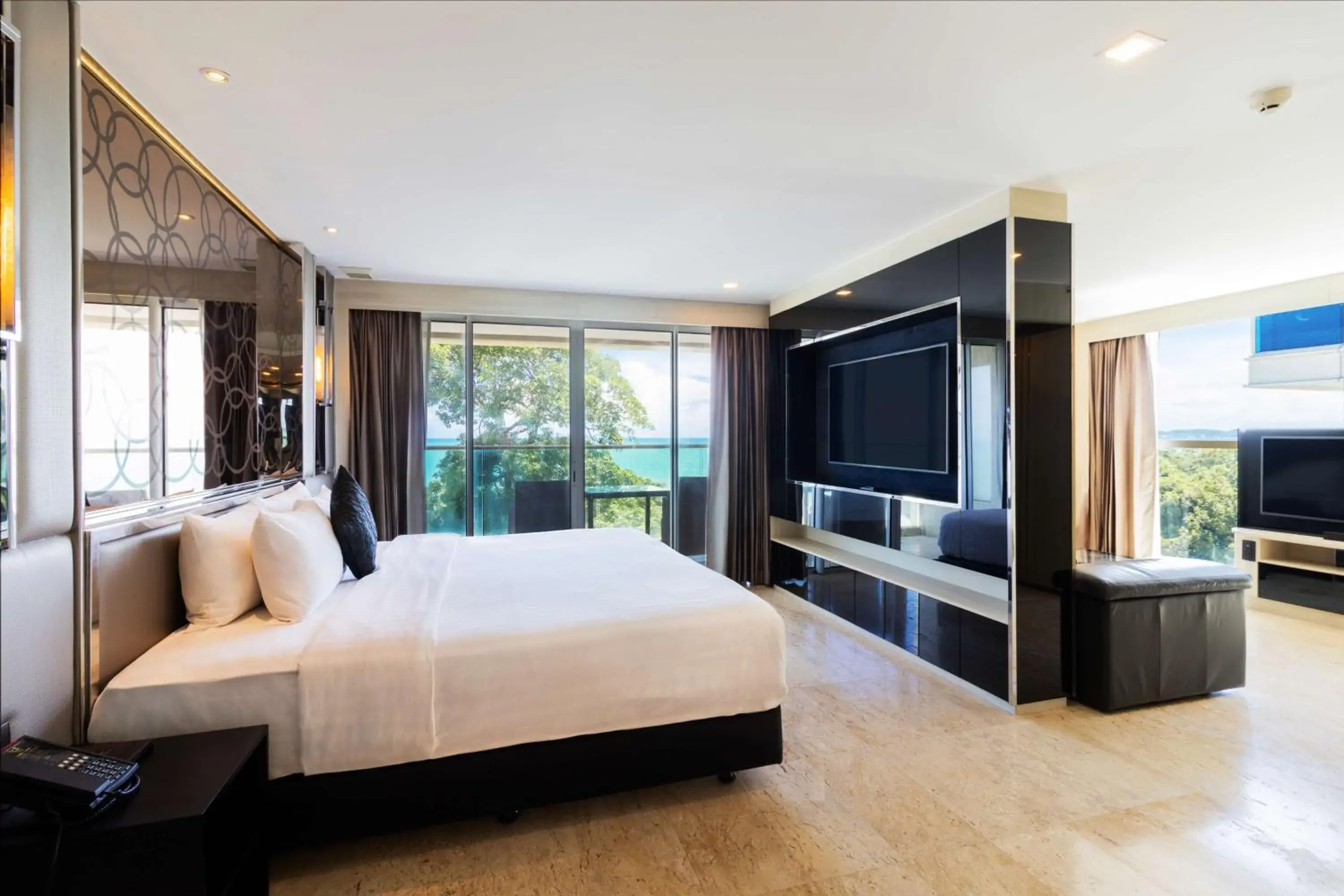 One-Bedroom Premium King Suite with Bath Tub and Balcony - City View in The Sanctuary Resort Pattaya, BW Signature Collection One-Bedroom Premium King Suite with Bath Tub and Balcony - City View in The Sanctuary Resort Pattaya, BW Signature Collection