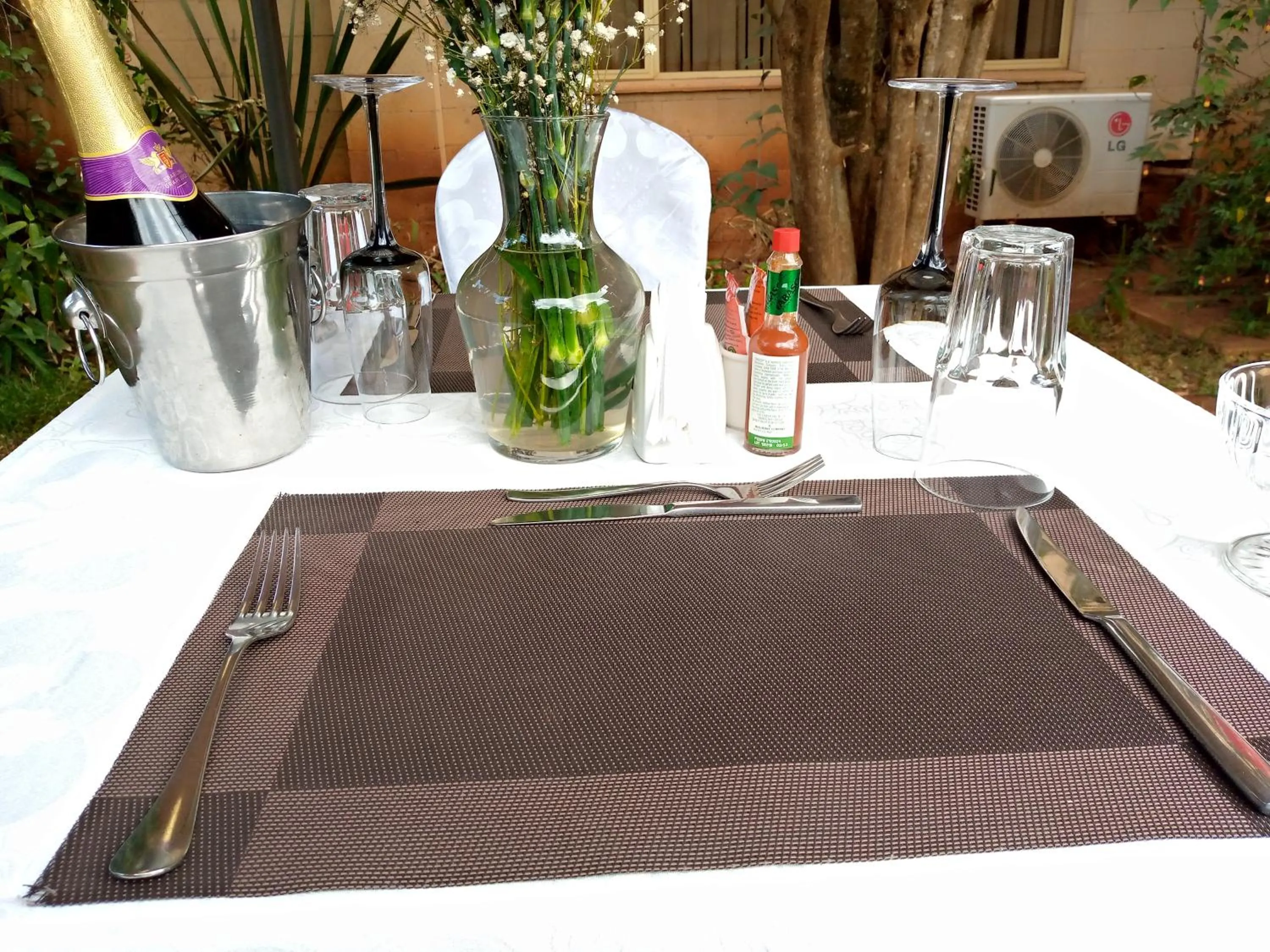 Food and drinks in Qaribu Inn Boutique Hotel Nairobi