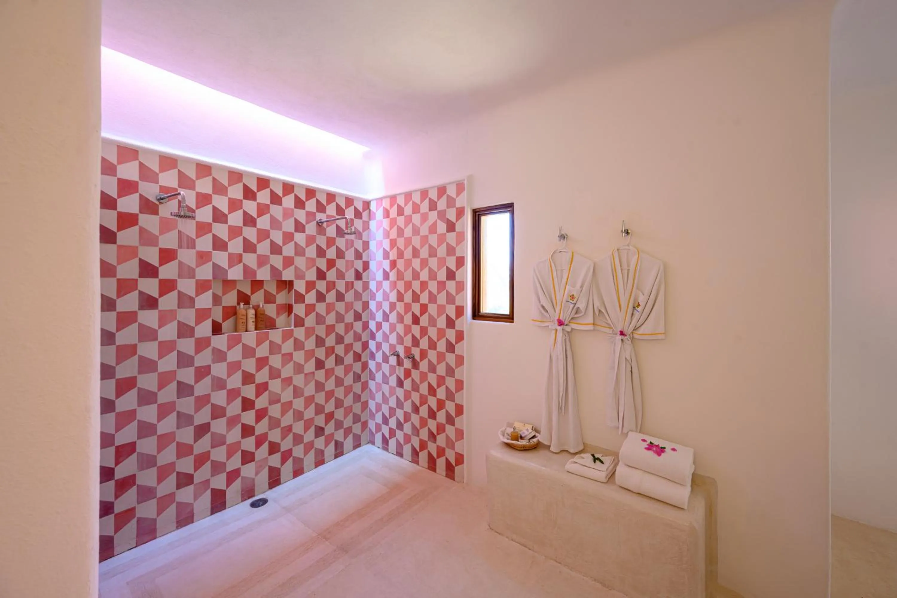 Shower, Bed in Las Alamandas