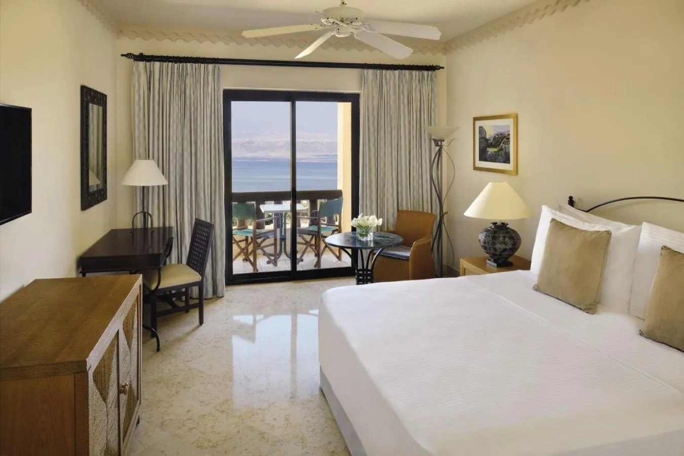 Sea view, Bed in Mövenpick Resort & Spa Dead Sea