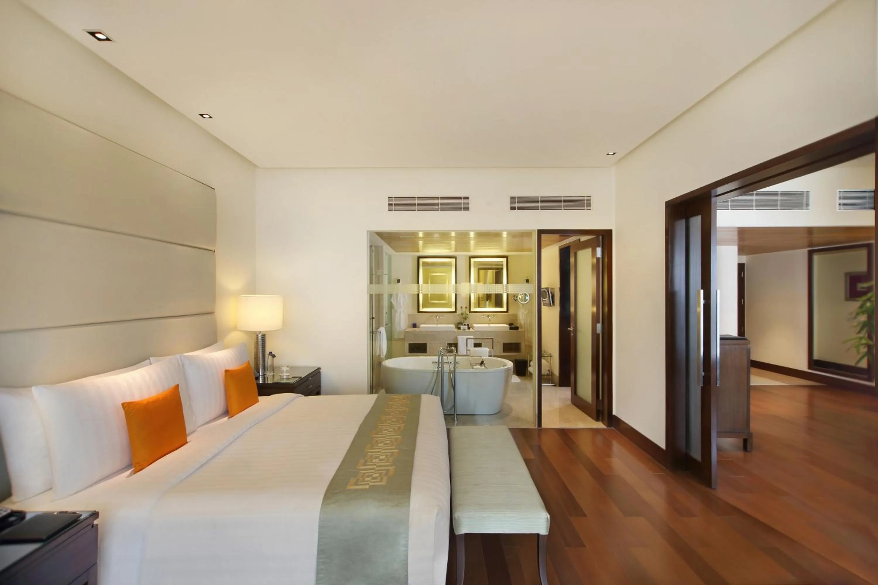 Bed in The Oberoi Mumbai