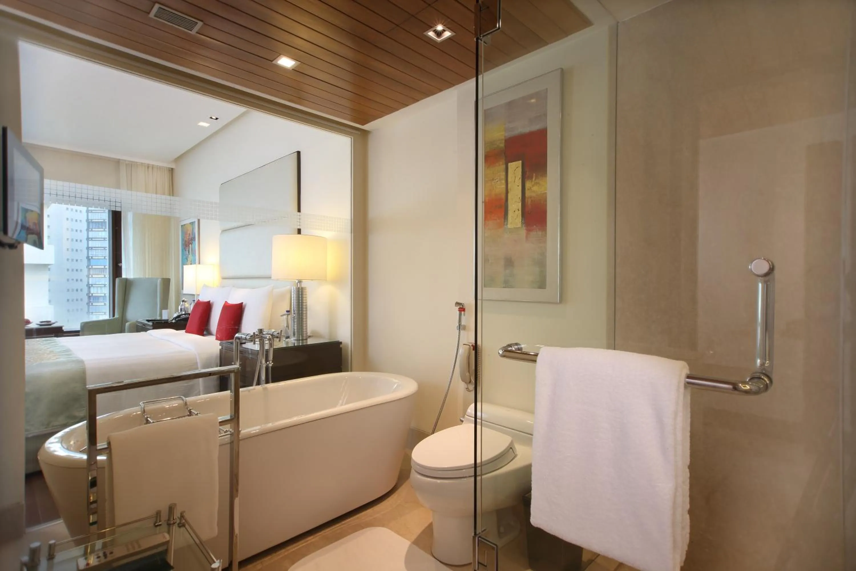 Bathroom, Bed in The Oberoi Mumbai