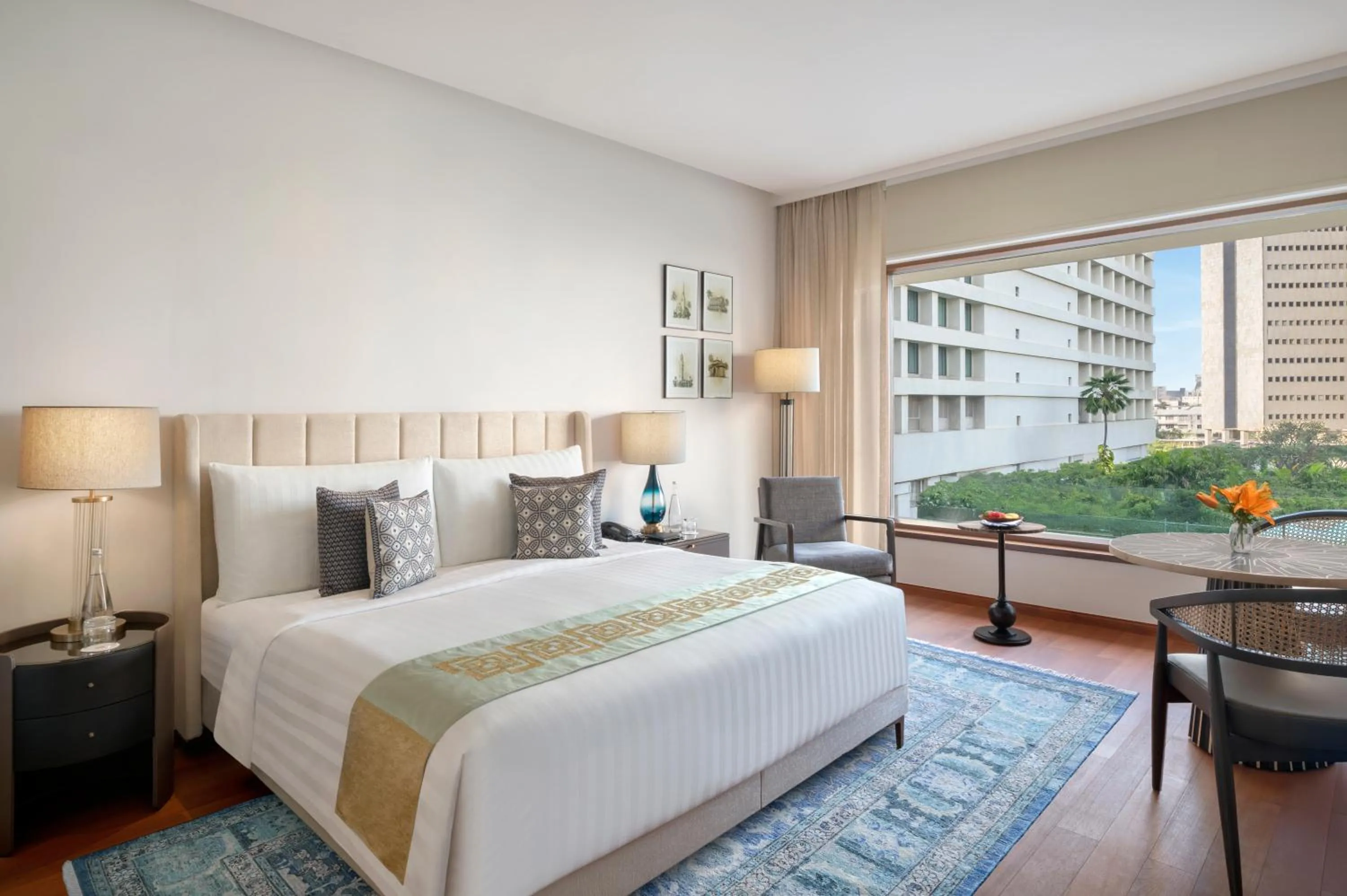 City view, Bed in The Oberoi Mumbai