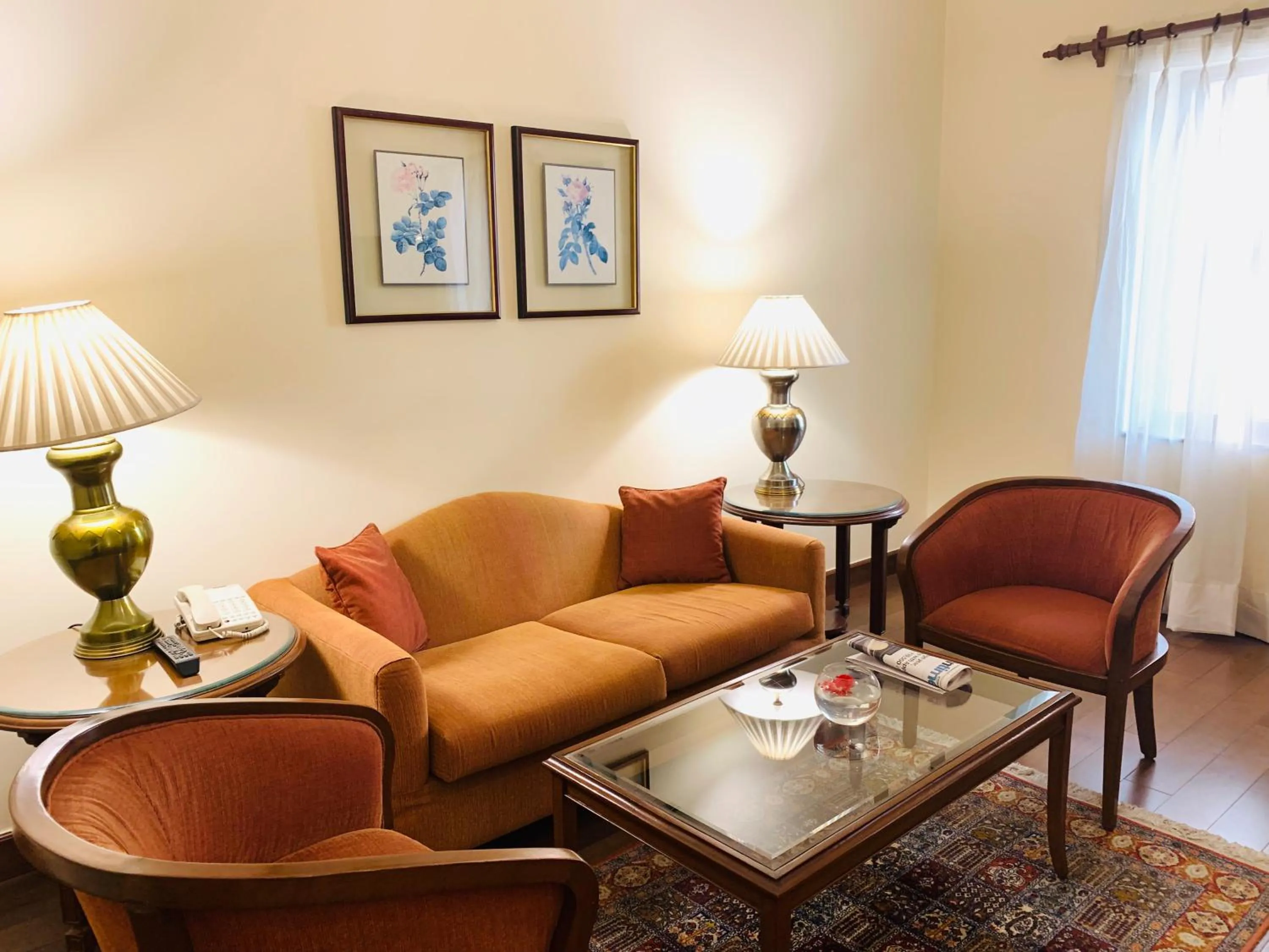 Living room in Maidens Hotel New Delhi