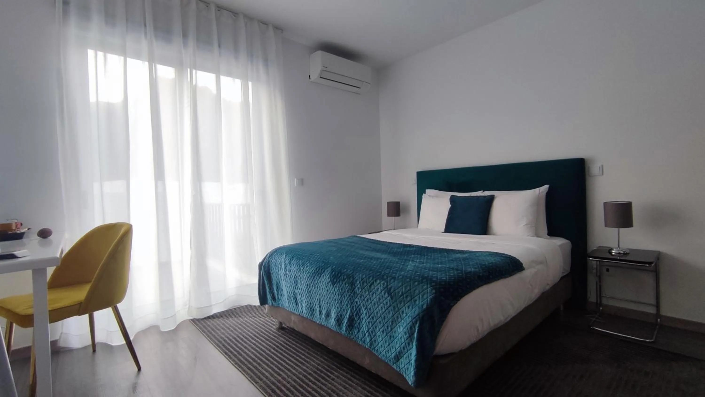 Photo of the whole room, Bed in Atlantic 3 Bicas - Furnas