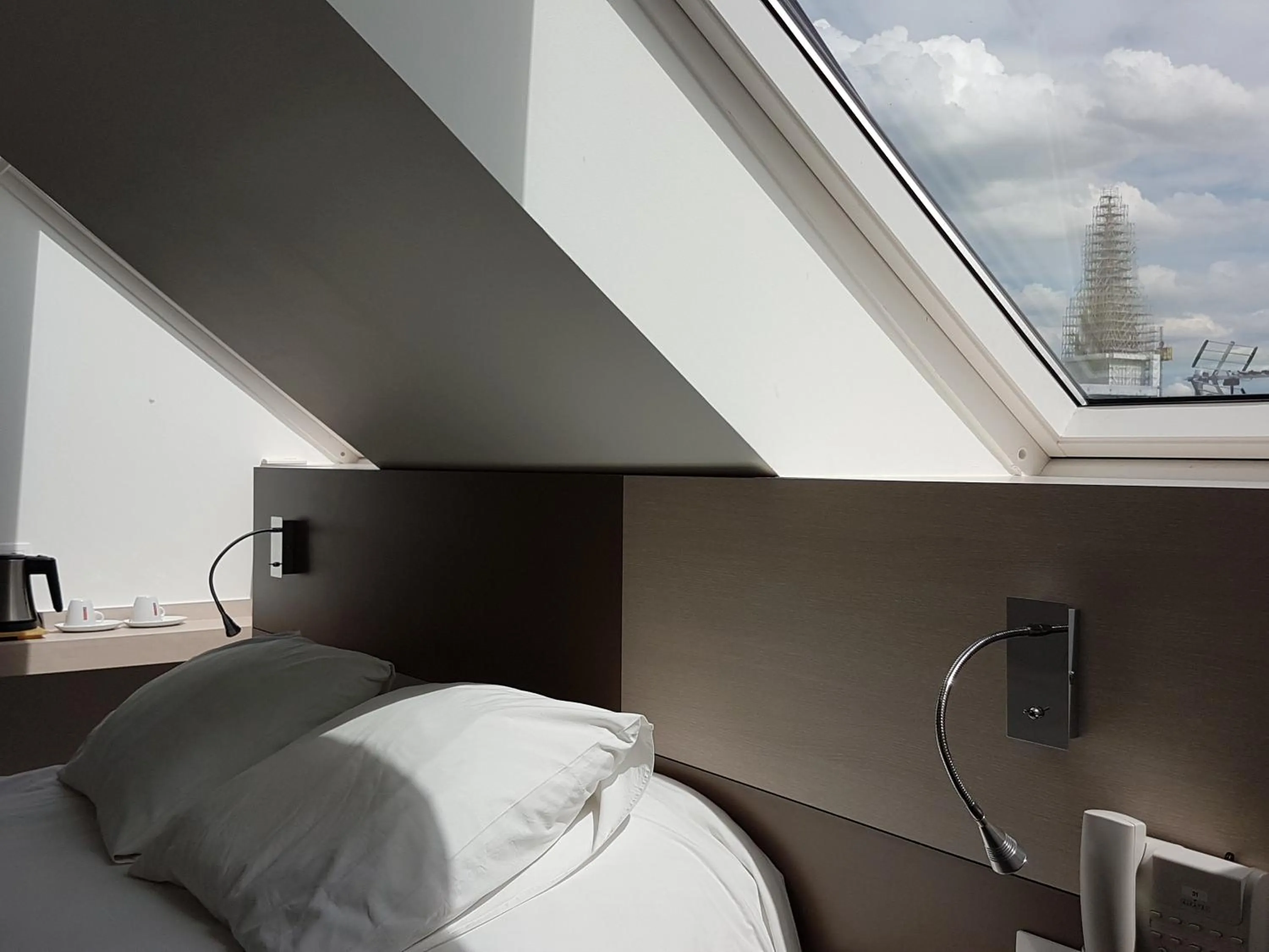 Bed in Logis Hôtel Restaurant Le Dauphin et Le Spa du Prieuré