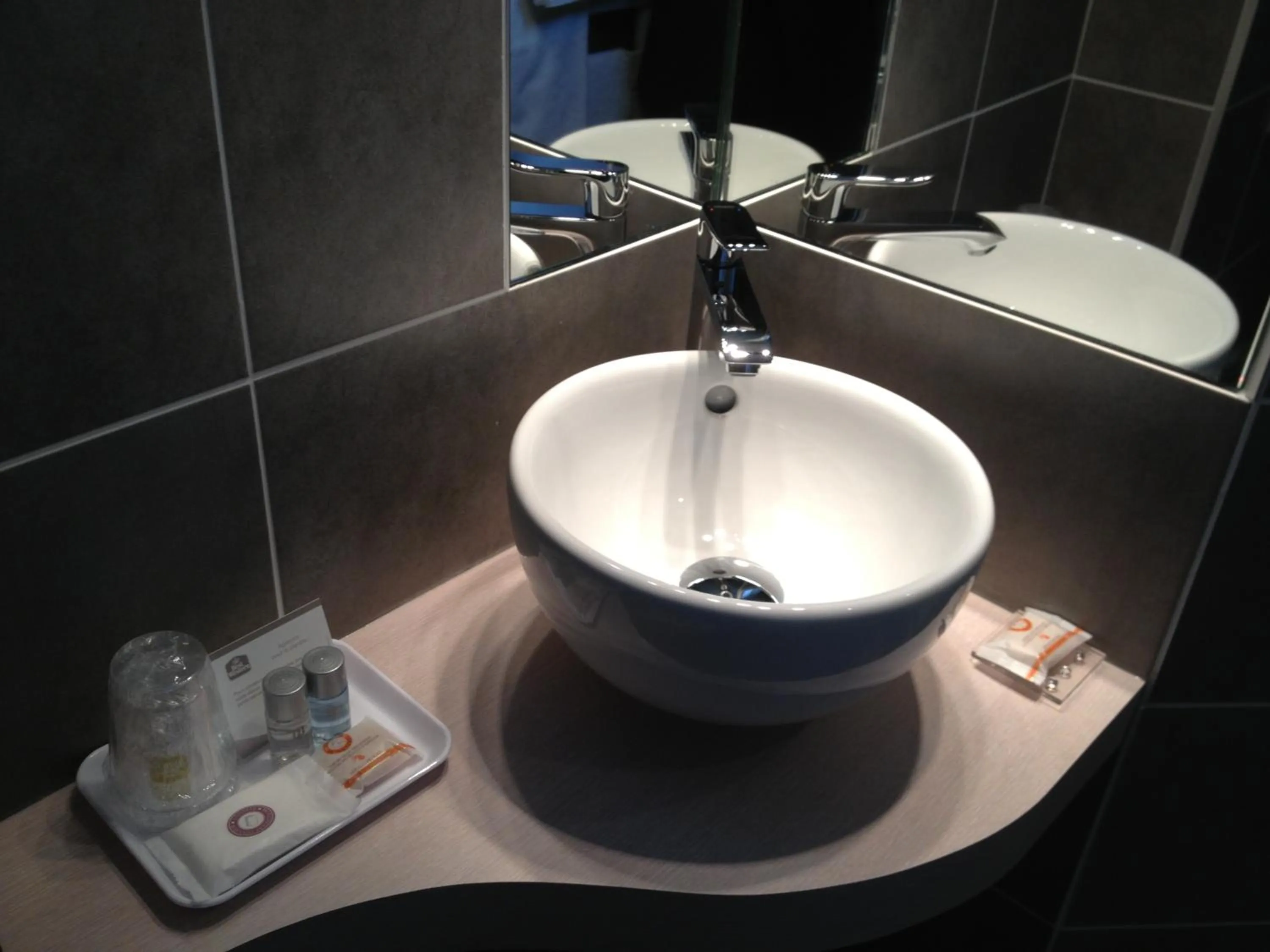 Bathroom in Logis Hôtel Restaurant Le Dauphin et Le Spa du Prieuré