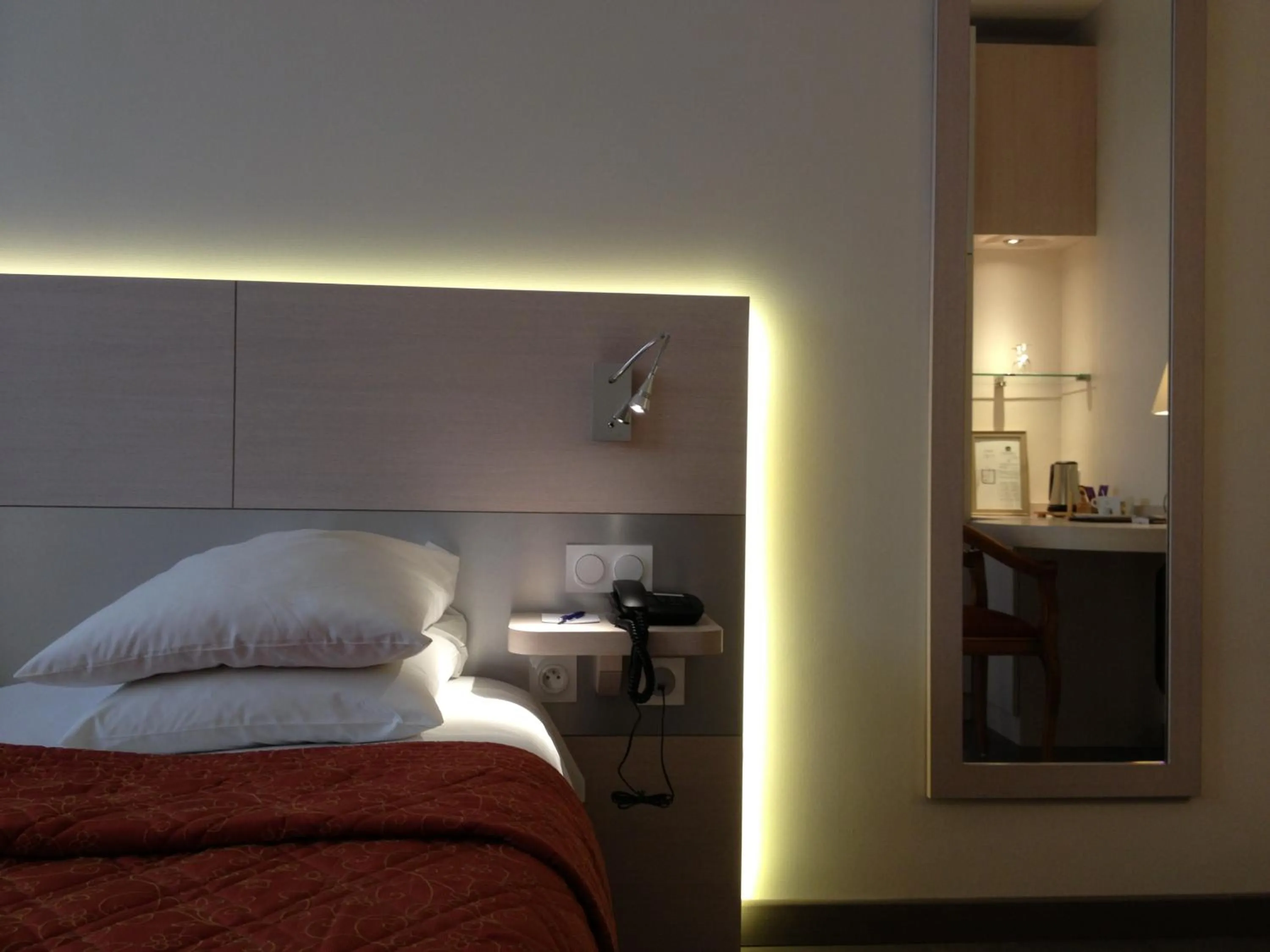 Bed in Logis Hôtel Restaurant Le Dauphin et Le Spa du Prieuré