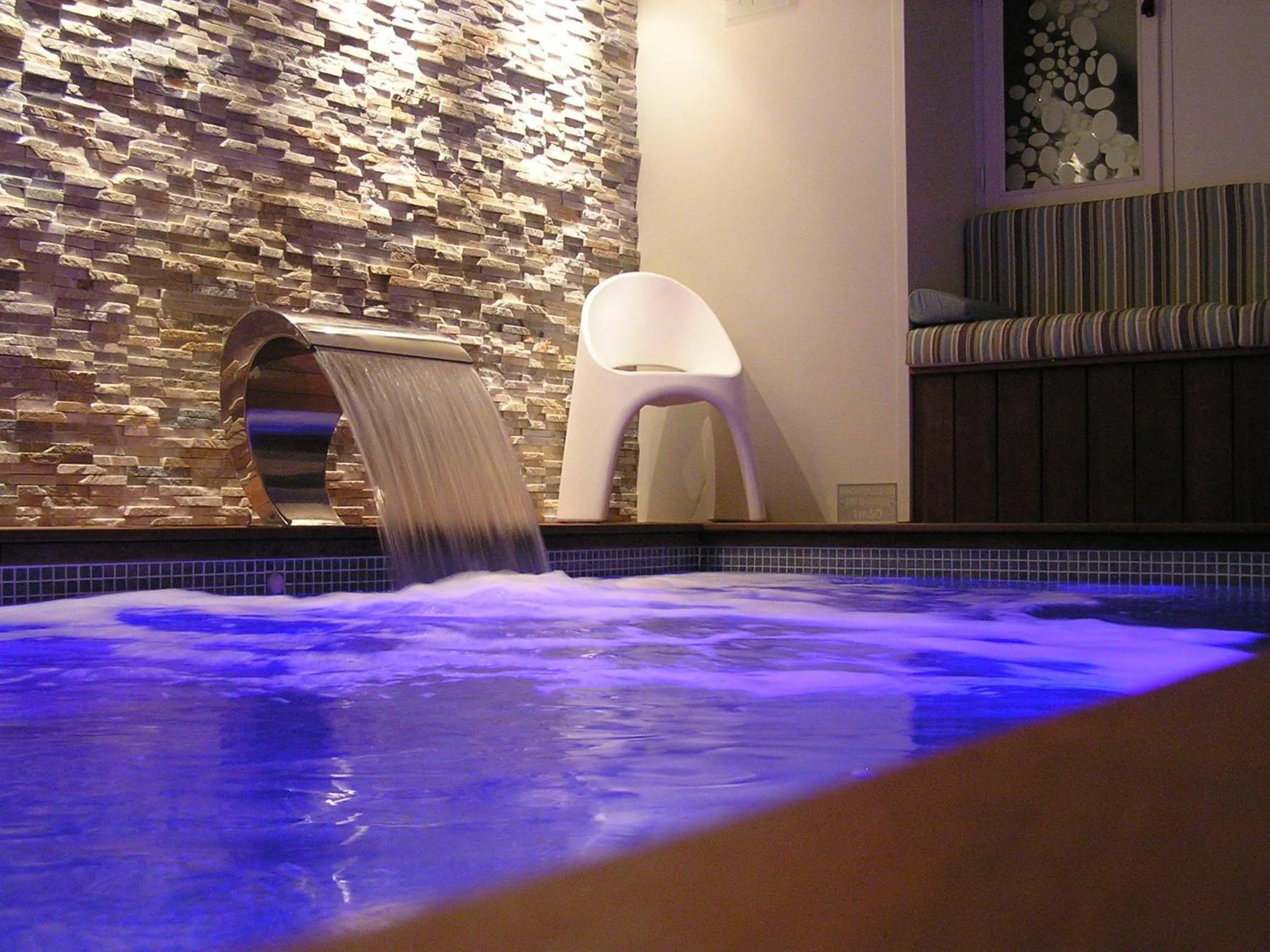 Spa and wellness centre/facilities in Logis Hôtel Restaurant Le Dauphin et Le Spa du Prieuré