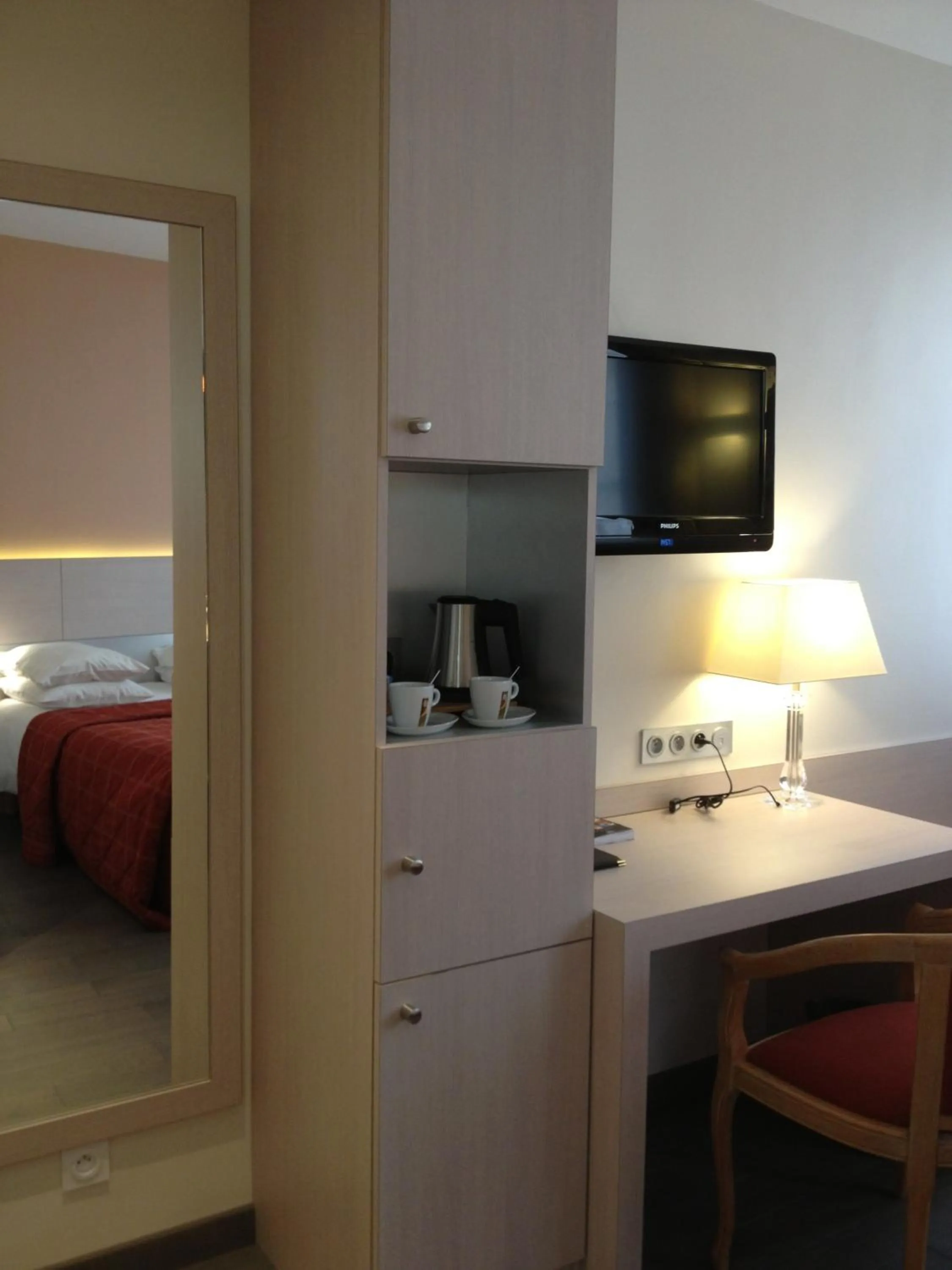 Coffee/tea facilities, Bed in Logis Hôtel Restaurant Le Dauphin et Le Spa du Prieuré