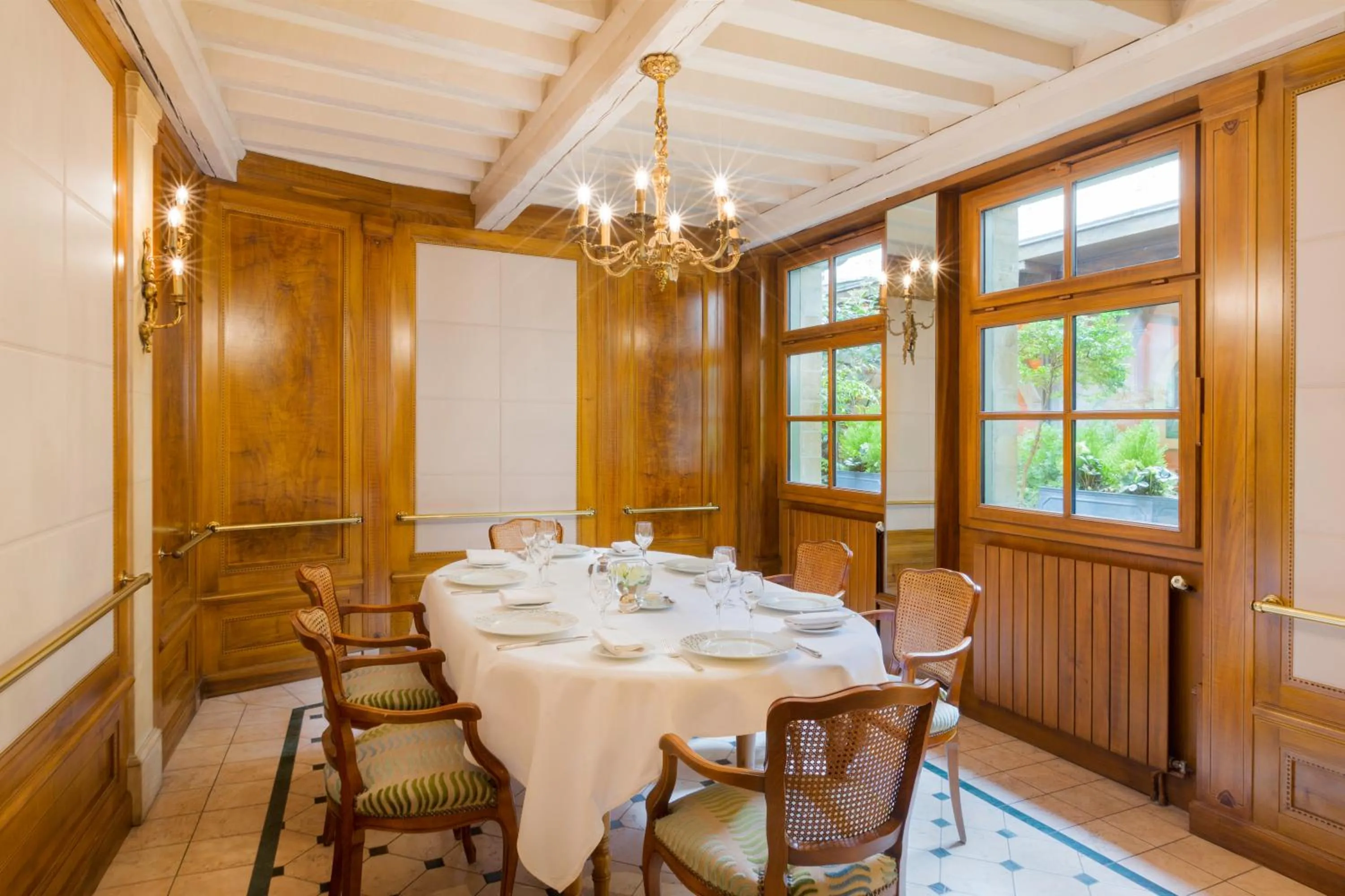 Banquet/Function facilities in Logis Hôtel Restaurant Le Dauphin et Le Spa du Prieuré