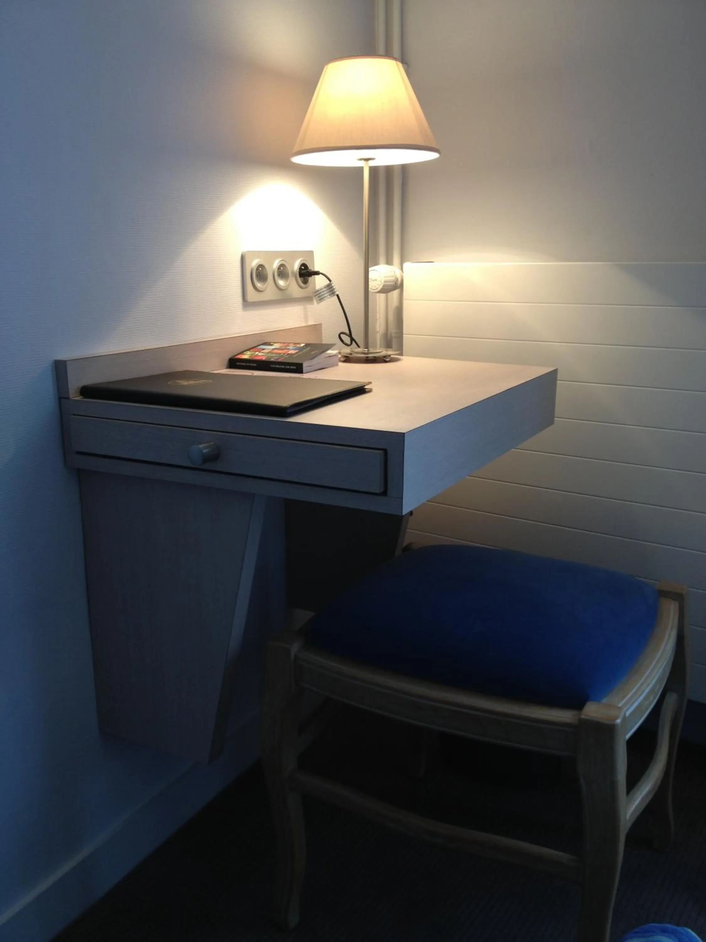 Seating area in Logis Hôtel Restaurant Le Dauphin et Le Spa du Prieuré