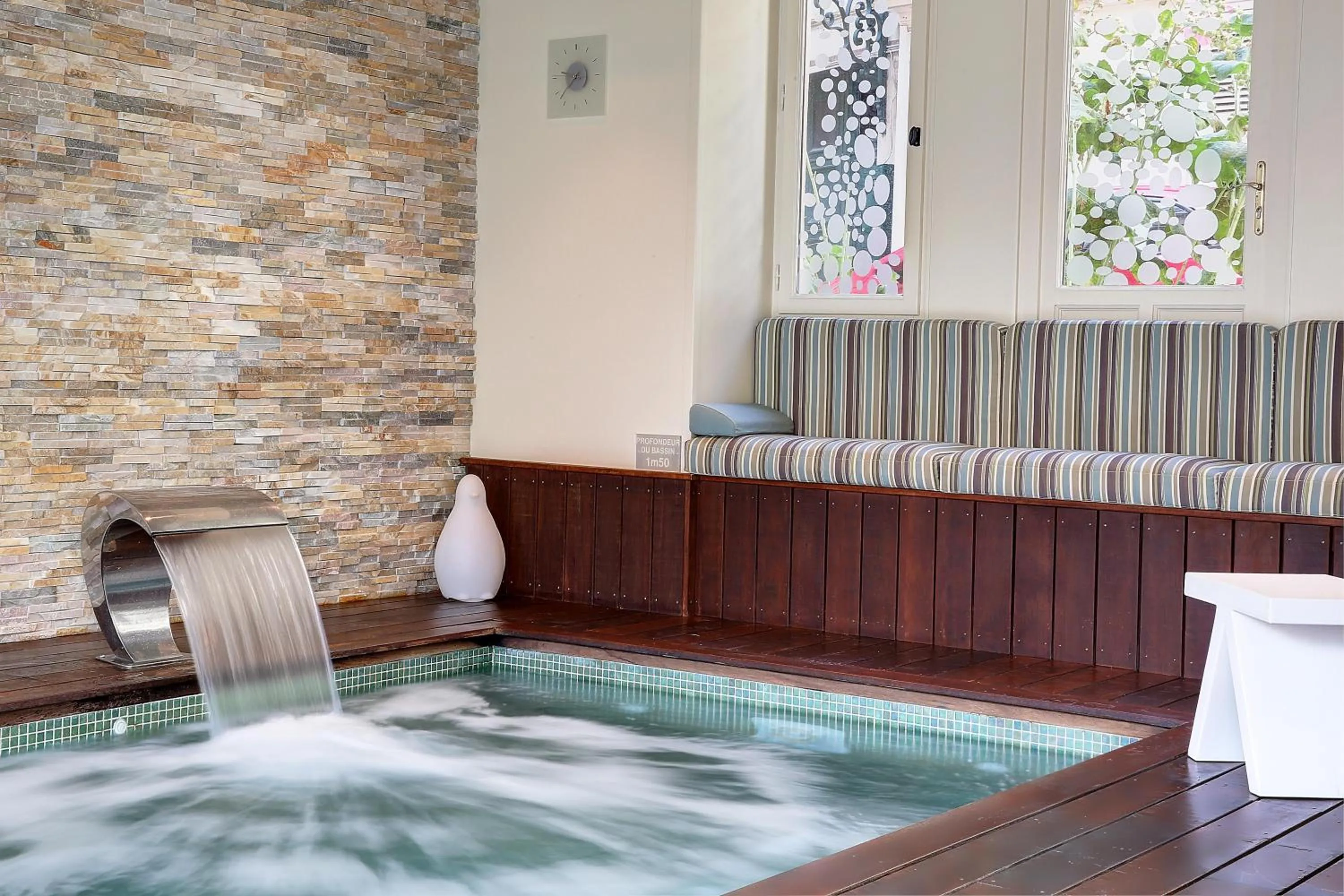 Spa and wellness centre/facilities in Logis Hôtel Restaurant Le Dauphin et Le Spa du Prieuré