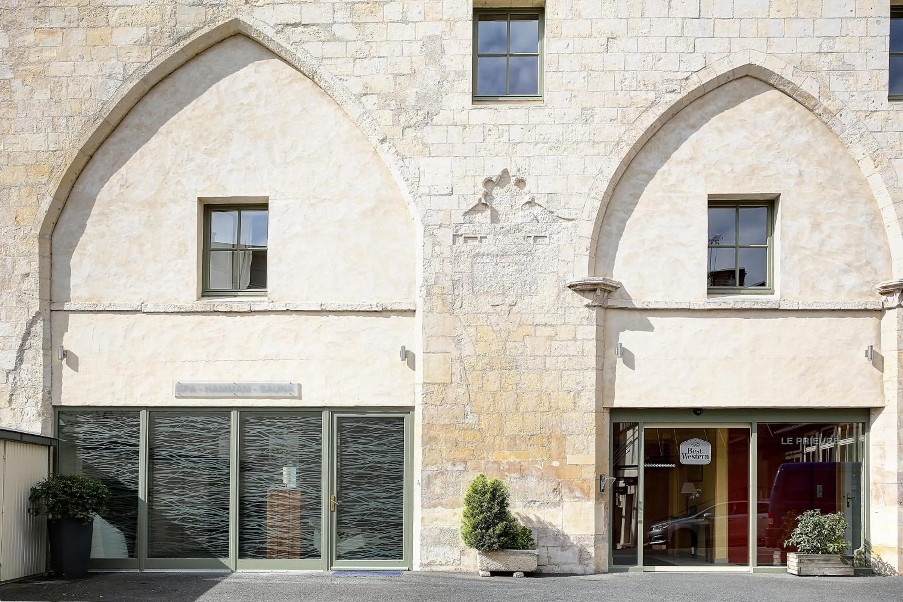 Facade/entrance in Logis Hôtel Restaurant Le Dauphin et Le Spa du Prieuré