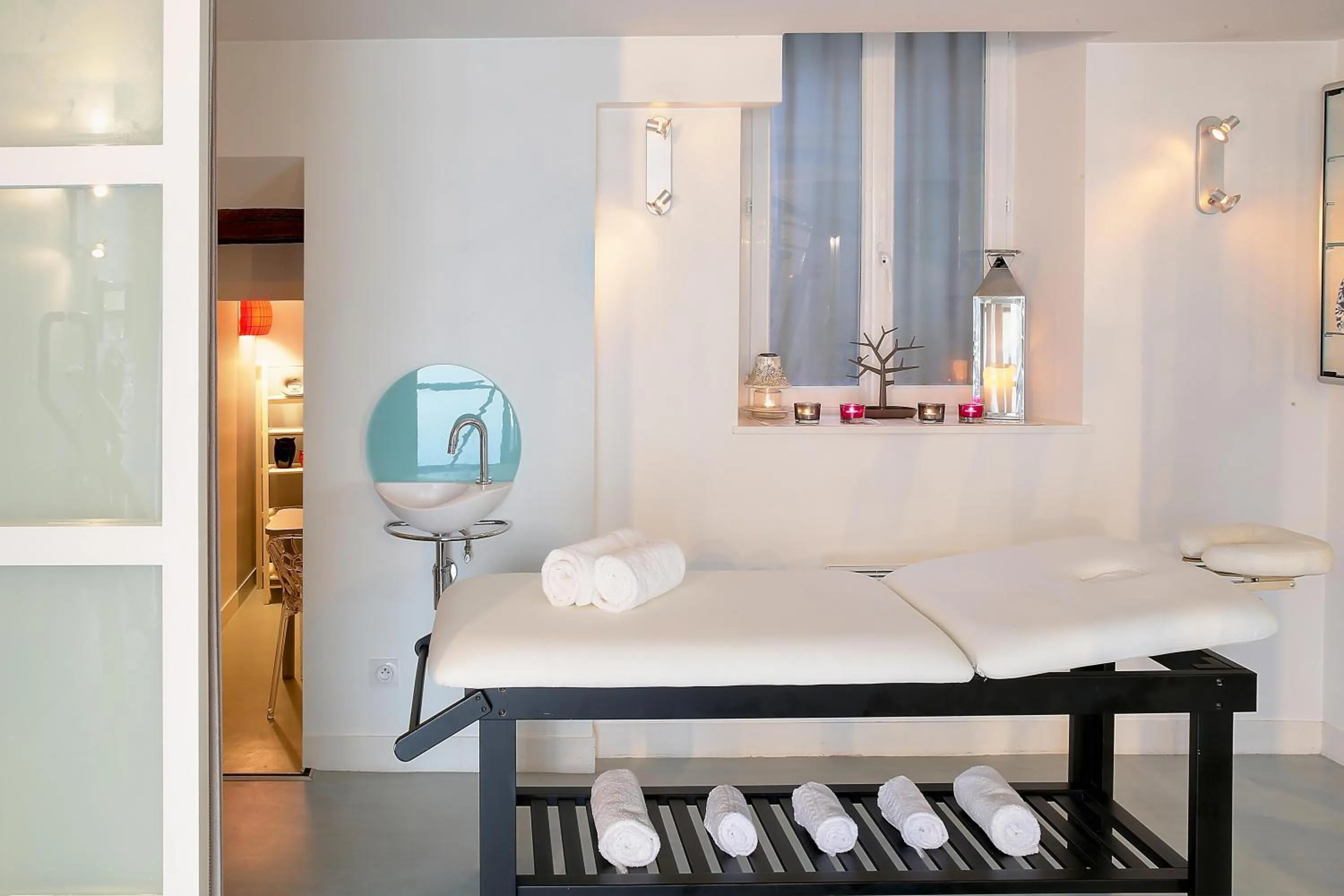 Massage, Bed in Logis Hôtel Restaurant Le Dauphin et Le Spa du Prieuré