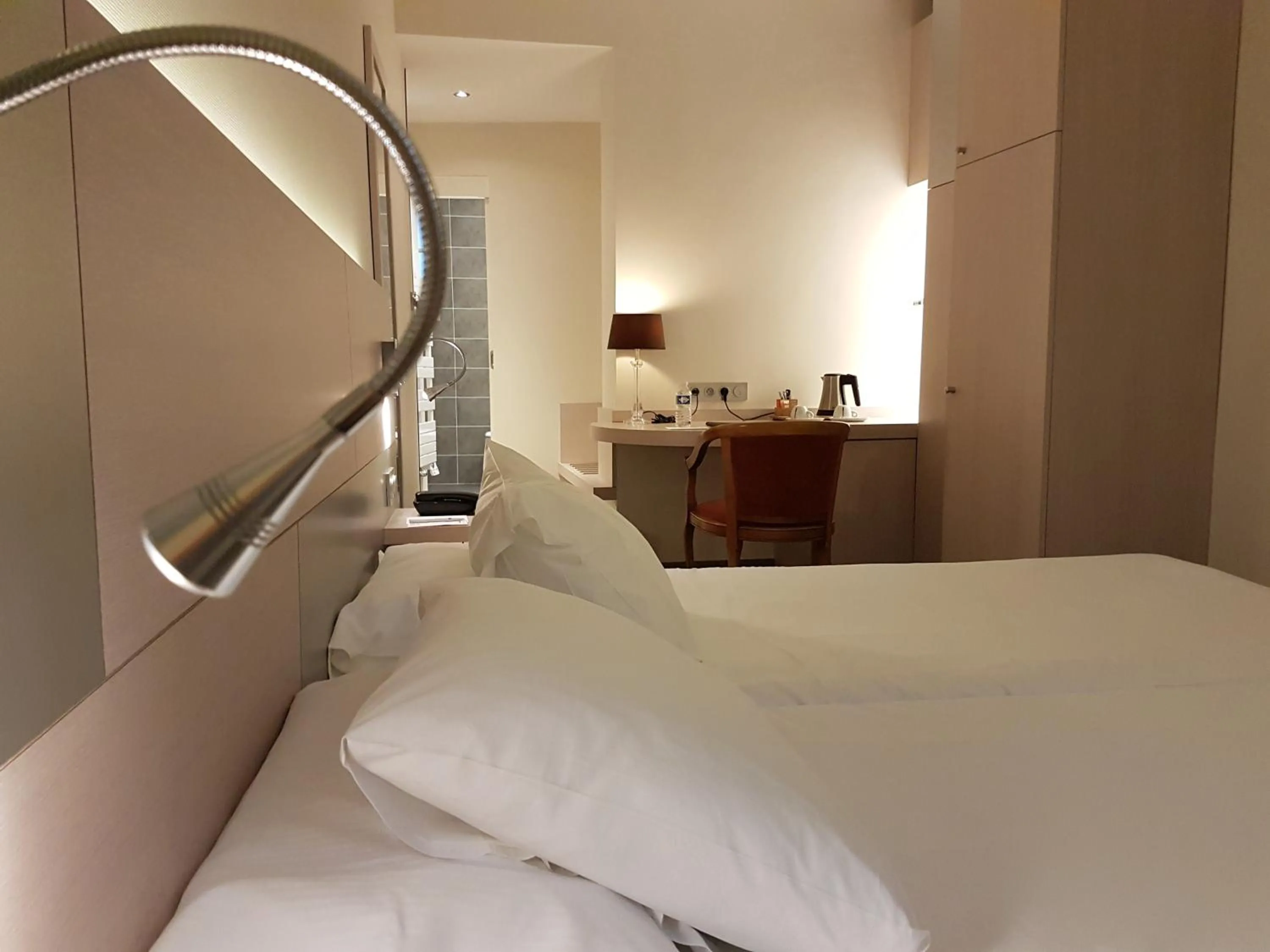 Photo of the whole room, Bed in Logis Hôtel Restaurant Le Dauphin et Le Spa du Prieuré