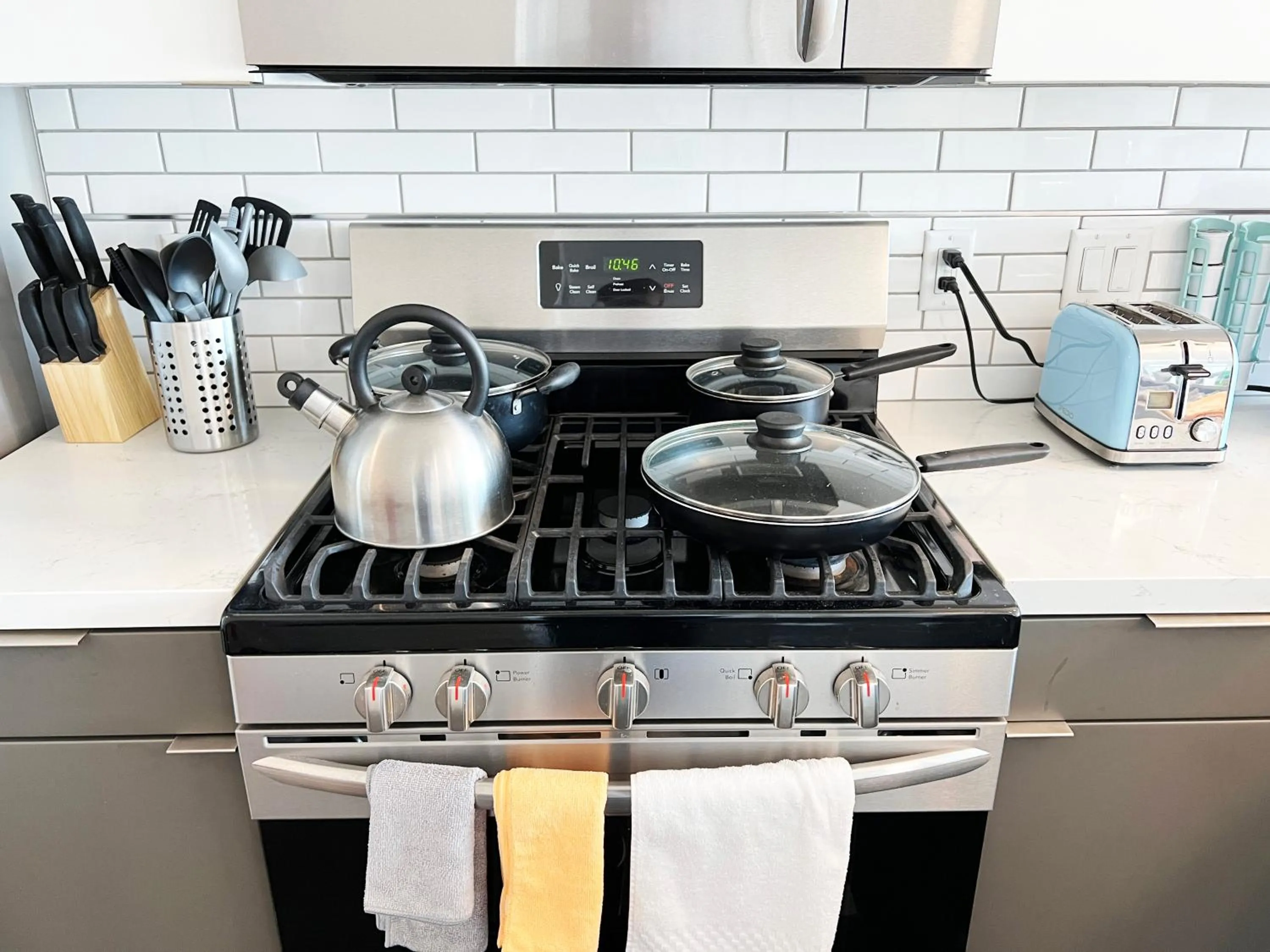 Coffee/tea facilities in Sky-Rise Apartments