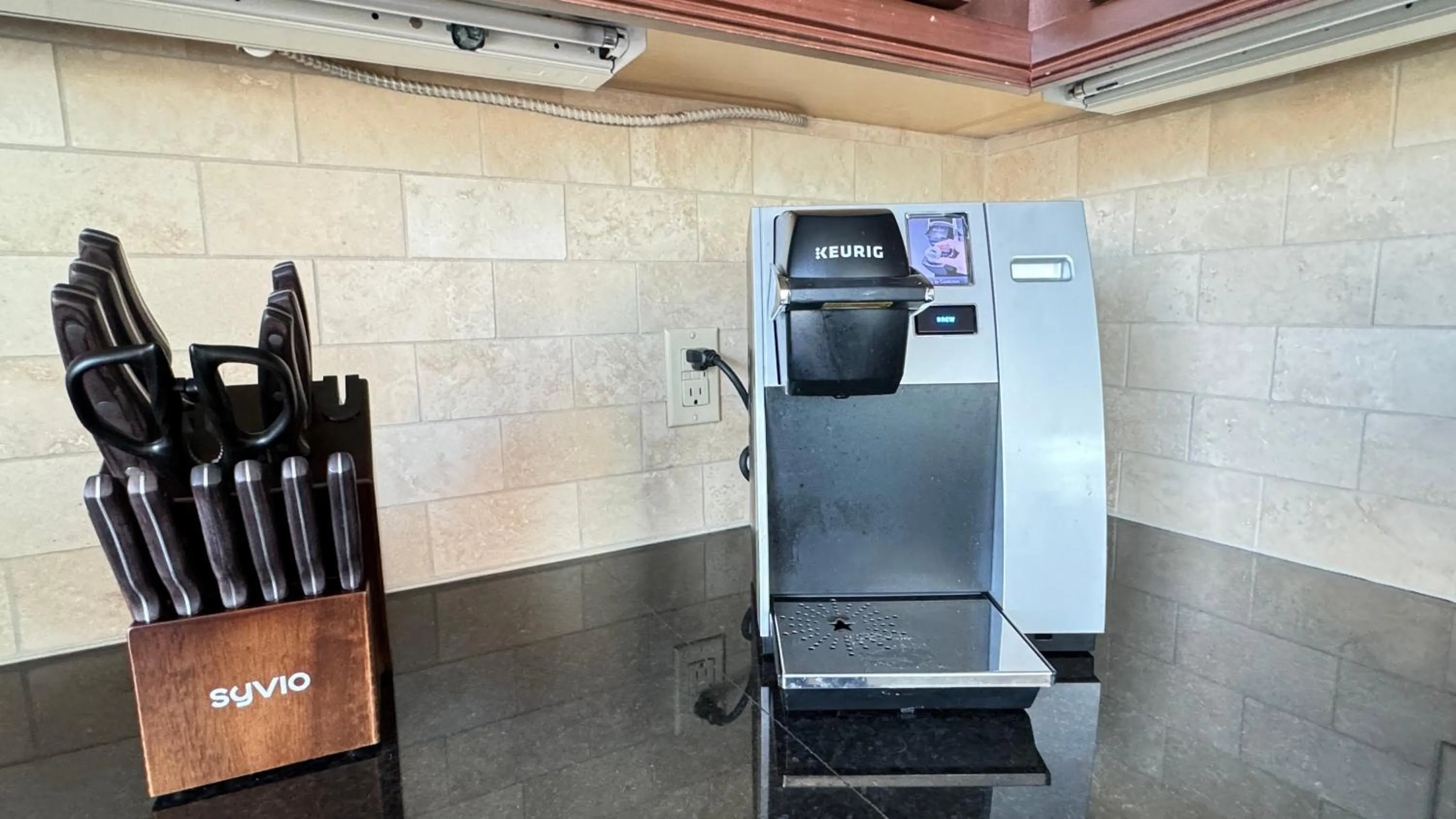 Coffee/tea facilities in Sky-Rise Apartments