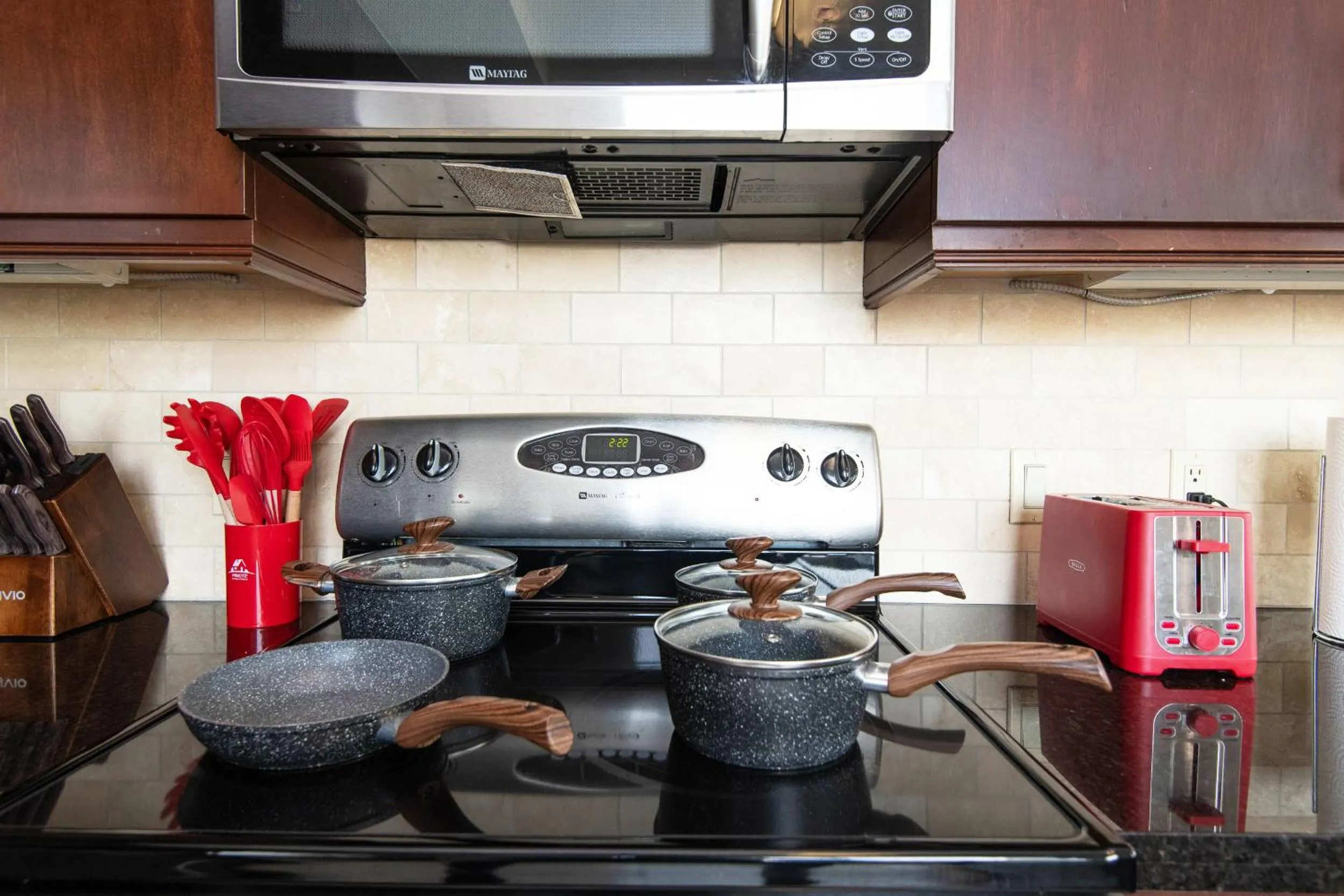 Coffee/tea facilities in Sky-Rise Apartments