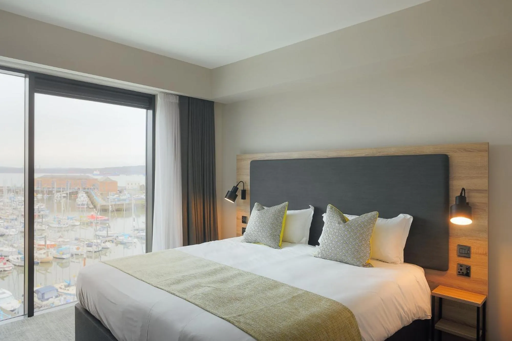 Bedroom, Bed in Tŷ Milford Waterfront