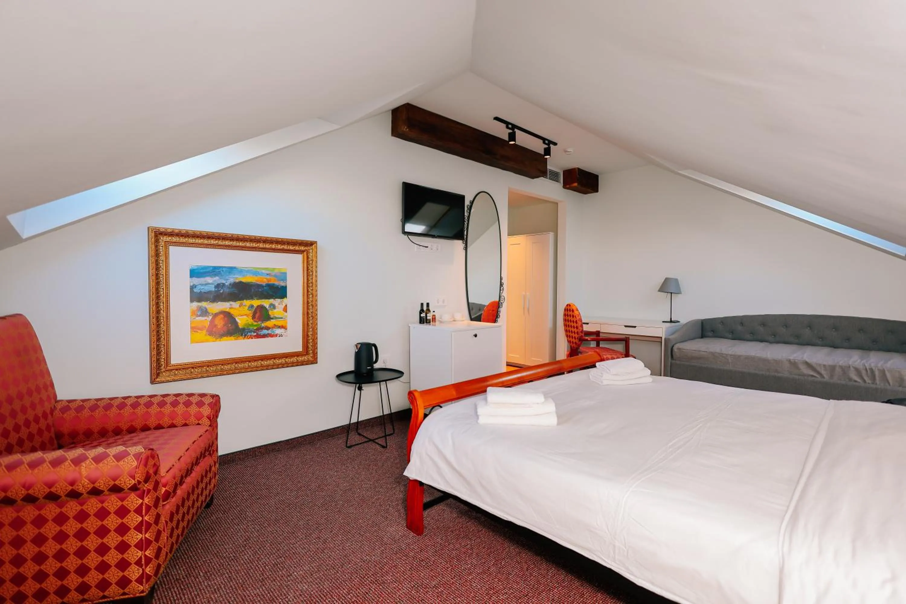 Photo of the whole room, Bed in Magnolia