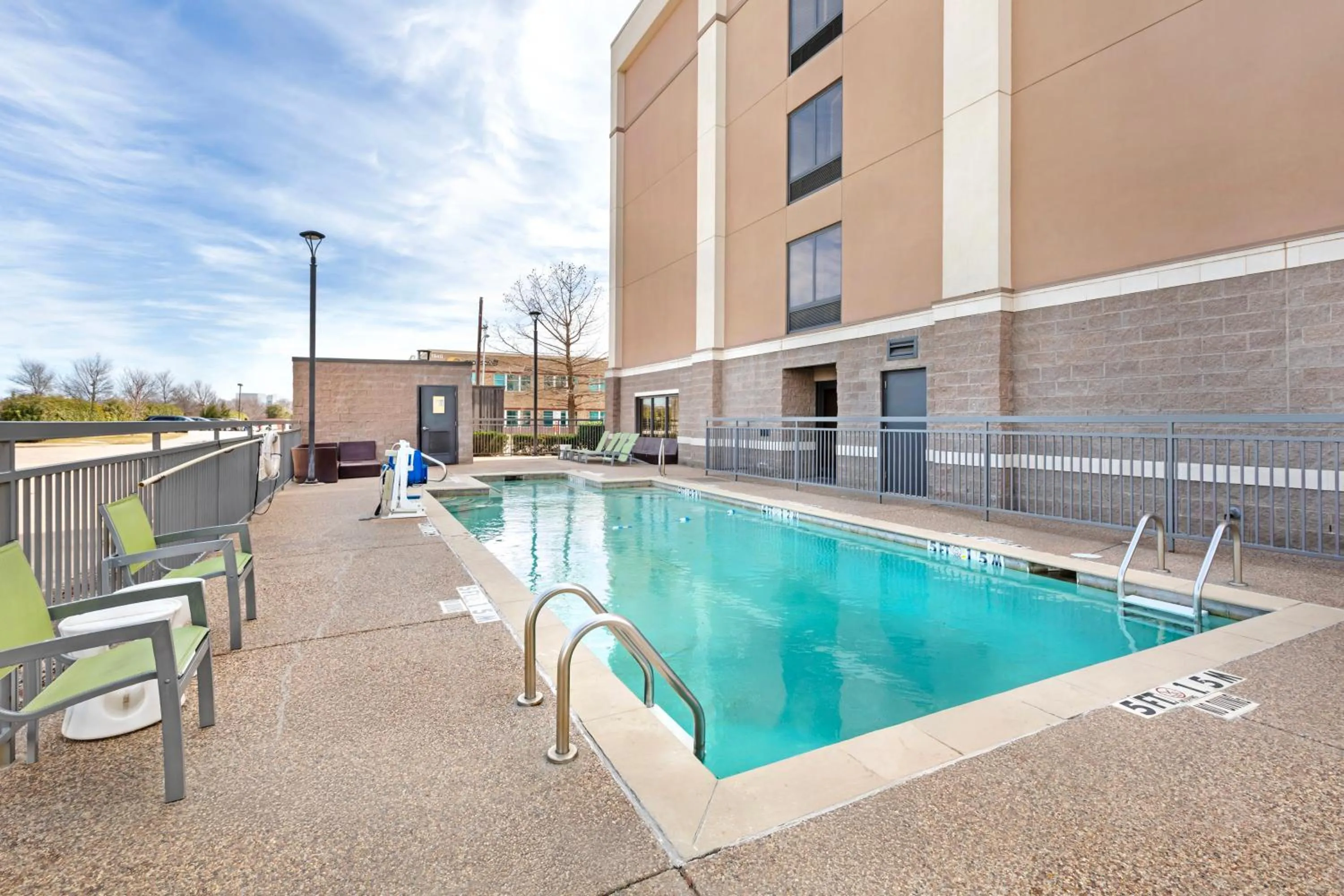 Swimming pool in Comfort Suites DFW N-Grapevine