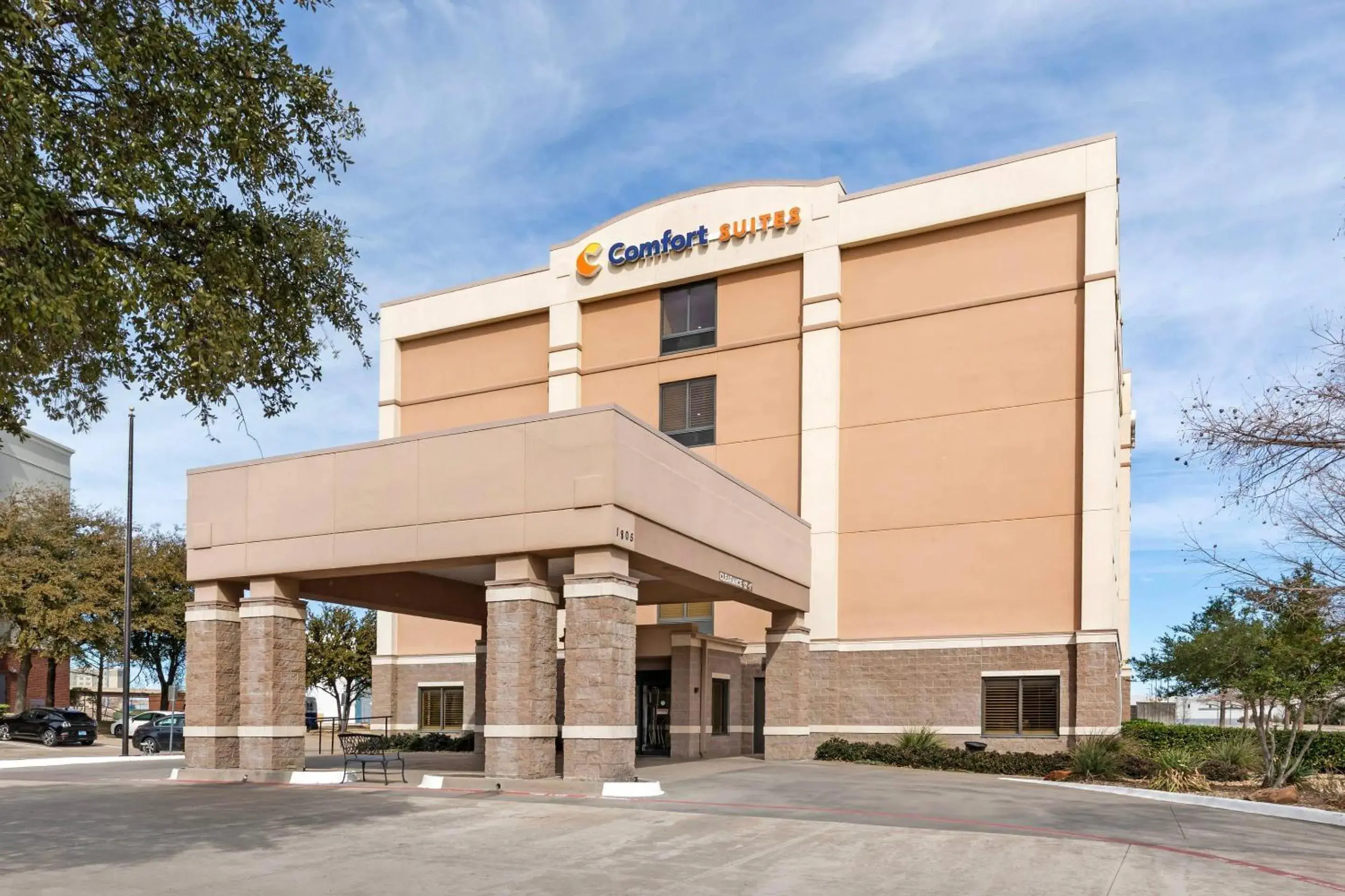 Property building in Comfort Suites DFW N-Grapevine Property building in Comfort Suites DFW N-Grapevine