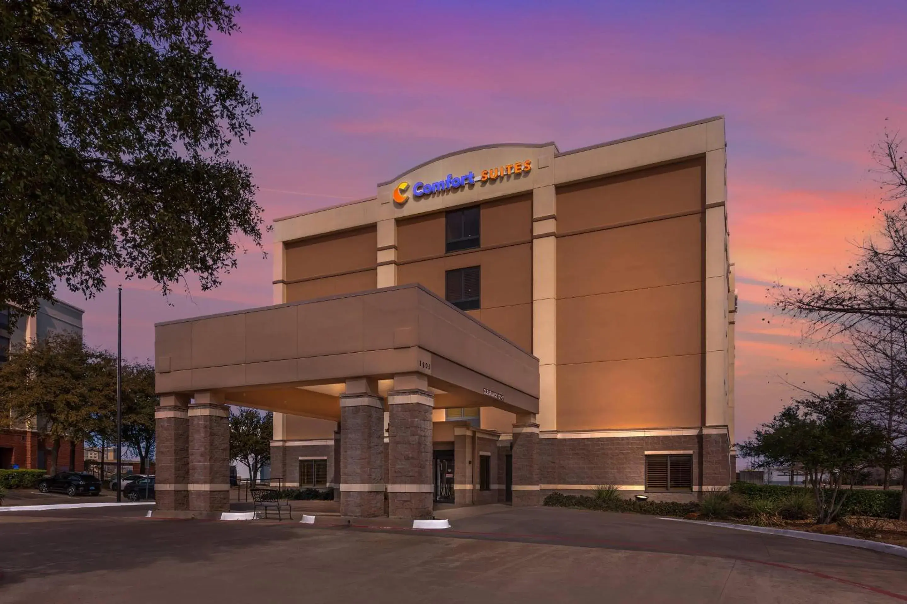 Property building in Comfort Suites DFW N-Grapevine Property building in Comfort Suites DFW N-Grapevine