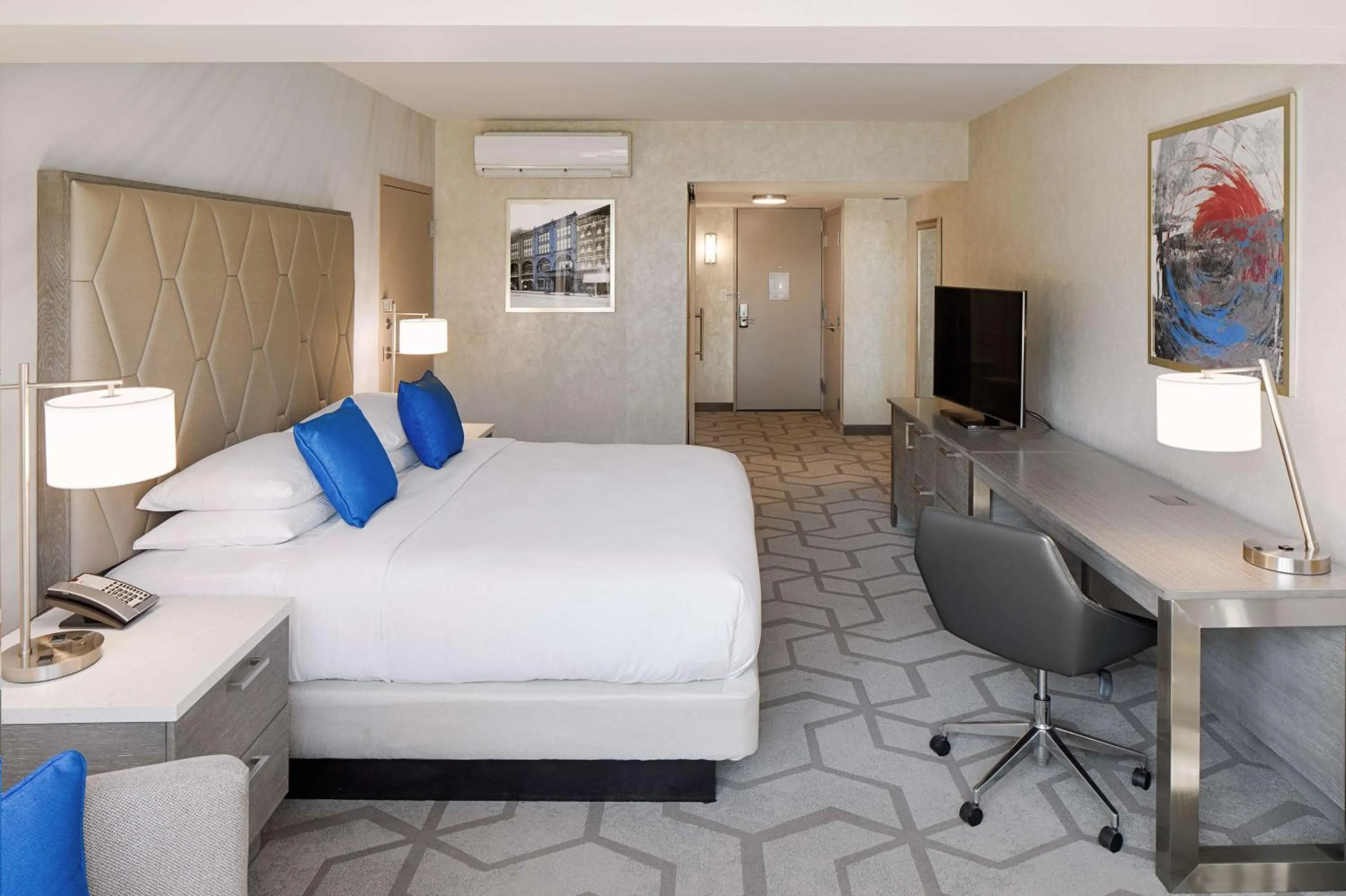 Living room, Bed in The Kingsley Bloomfield Hills - a DoubleTree by Hilton