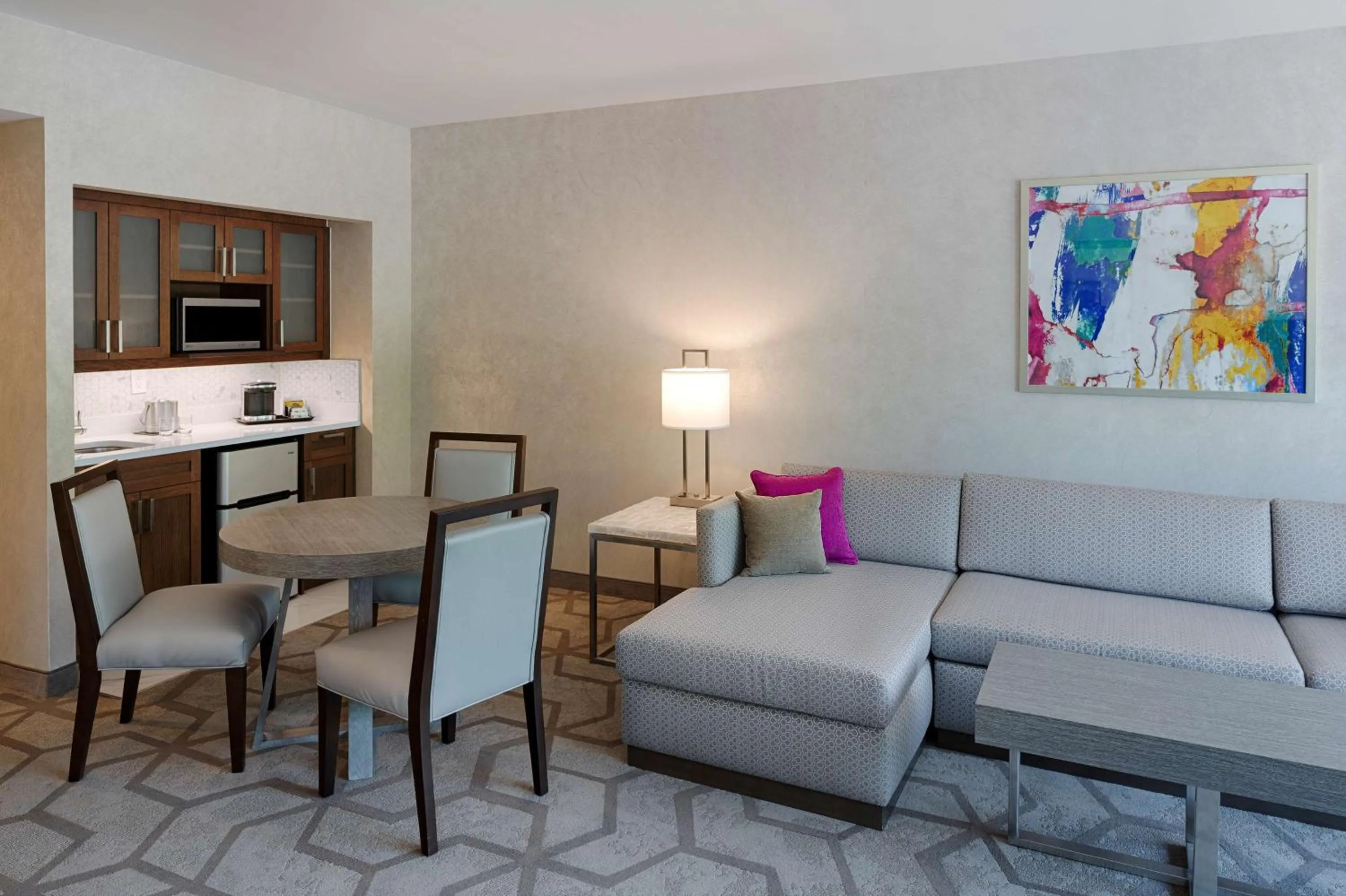 Living room in The Kingsley Bloomfield Hills - a DoubleTree by Hilton