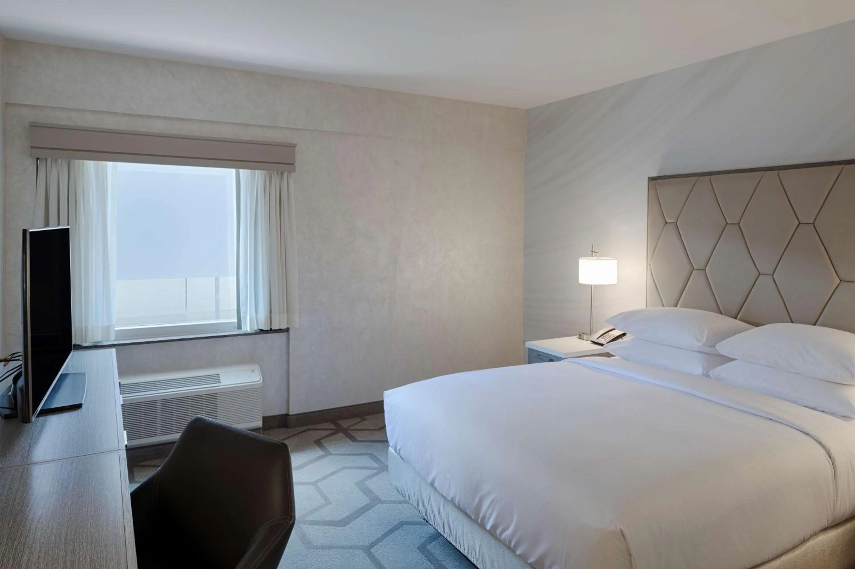 Bed in The Kingsley Bloomfield Hills - a DoubleTree by Hilton