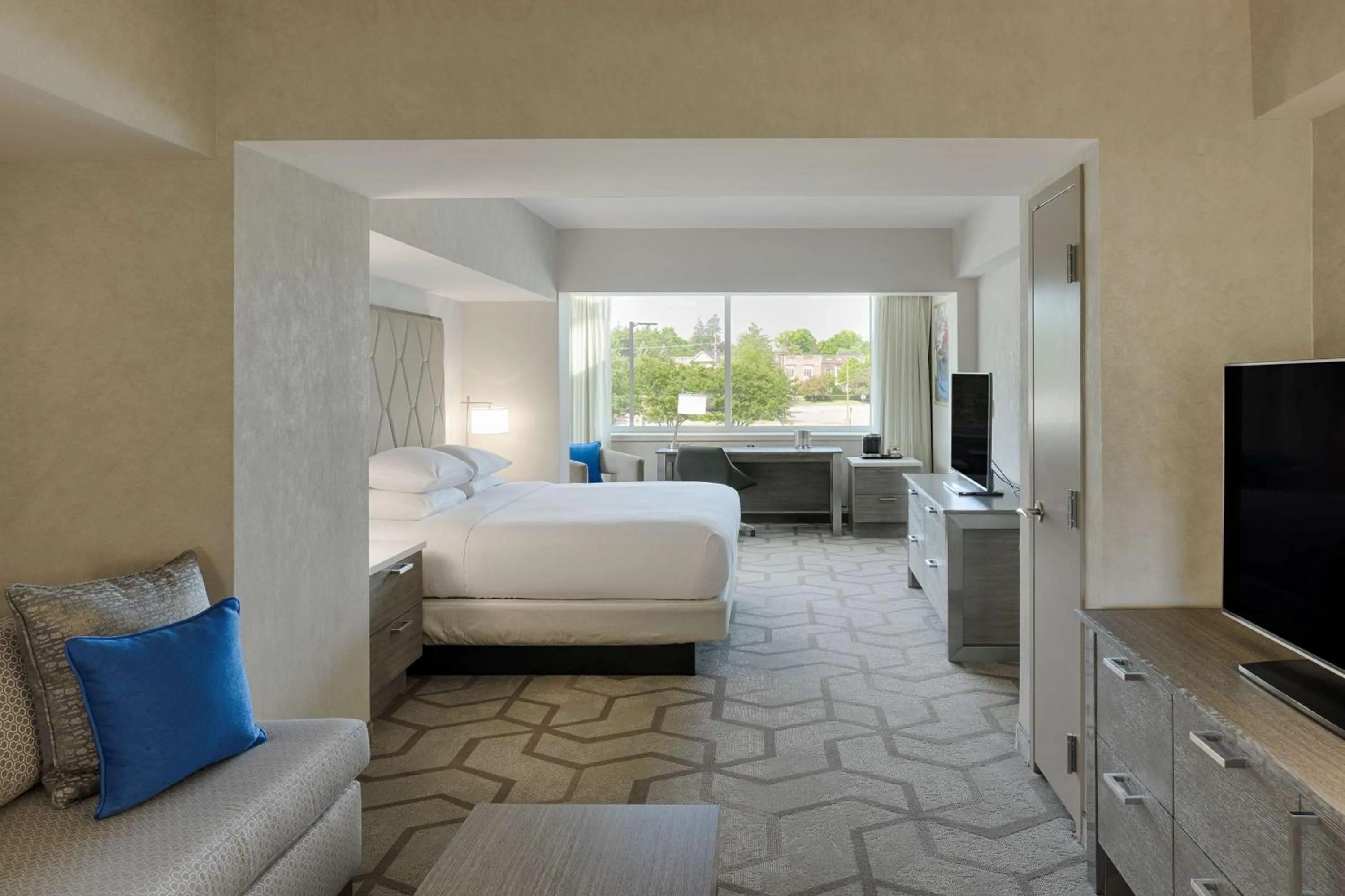Living room, Bed in The Kingsley Bloomfield Hills - a DoubleTree by Hilton