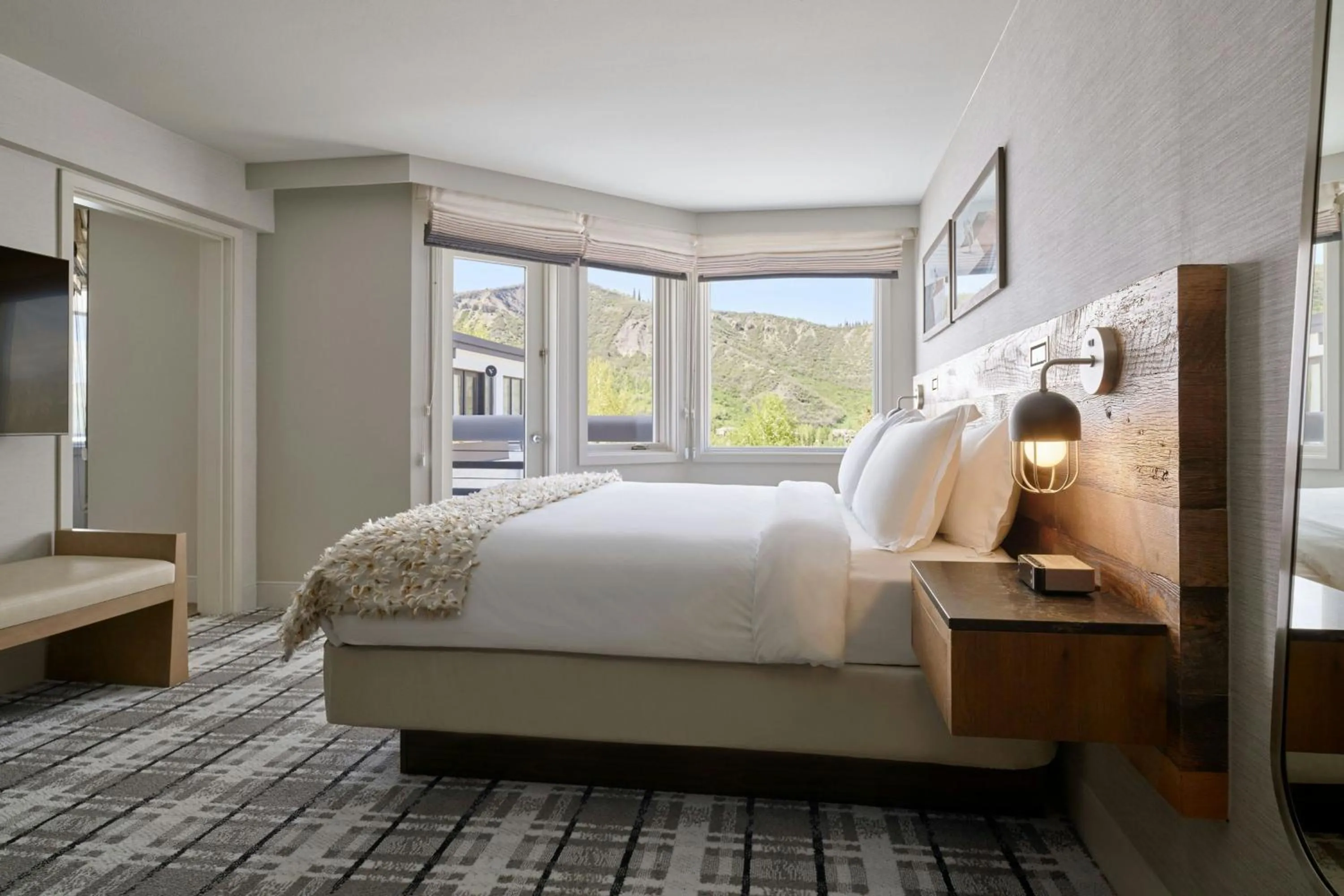 Photo of the whole room, Bed in Viewline Resort Snowmass, Autograph Collection