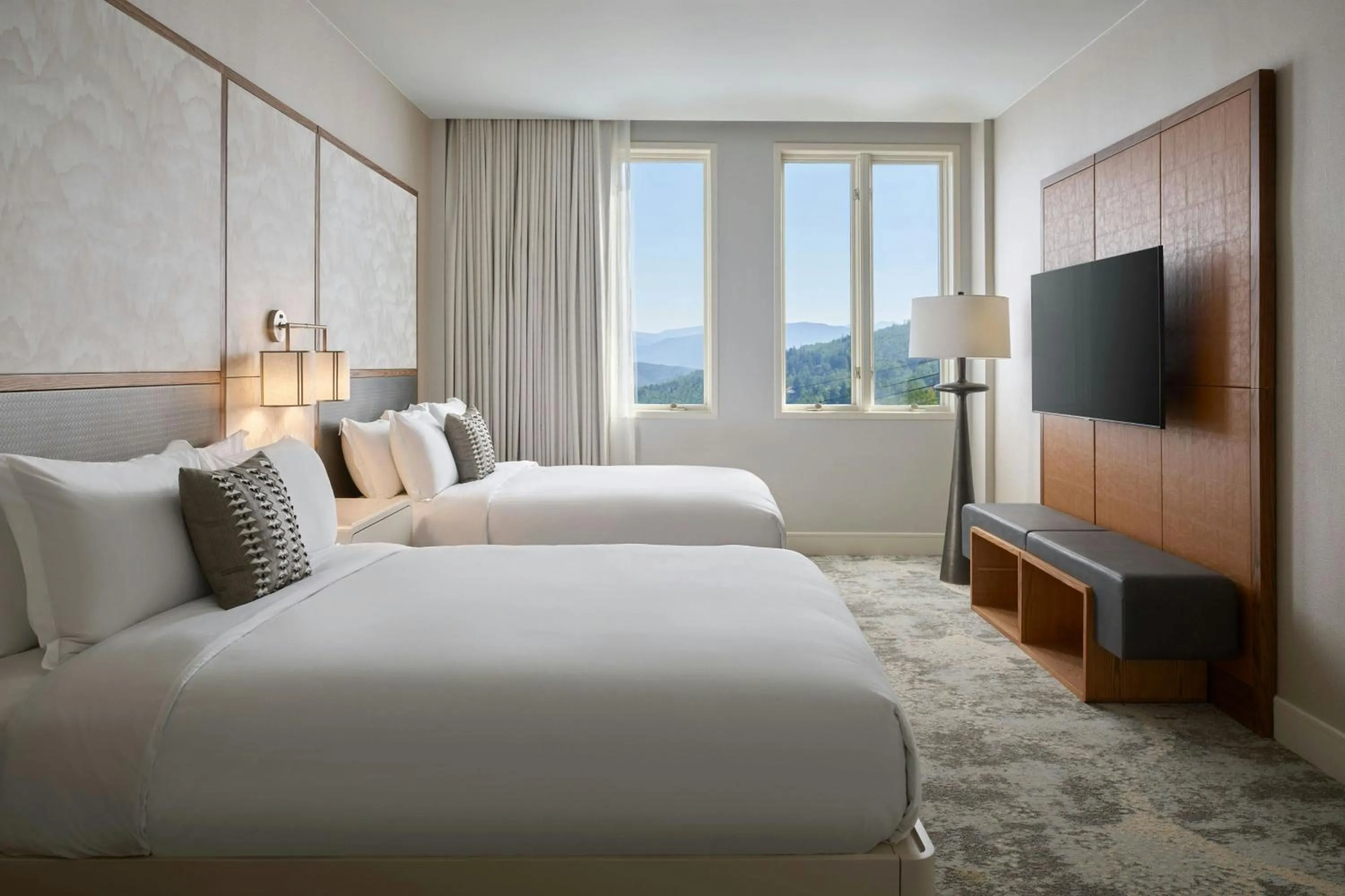 Photo of the whole room, Bed in Viewline Resort Snowmass, Autograph Collection