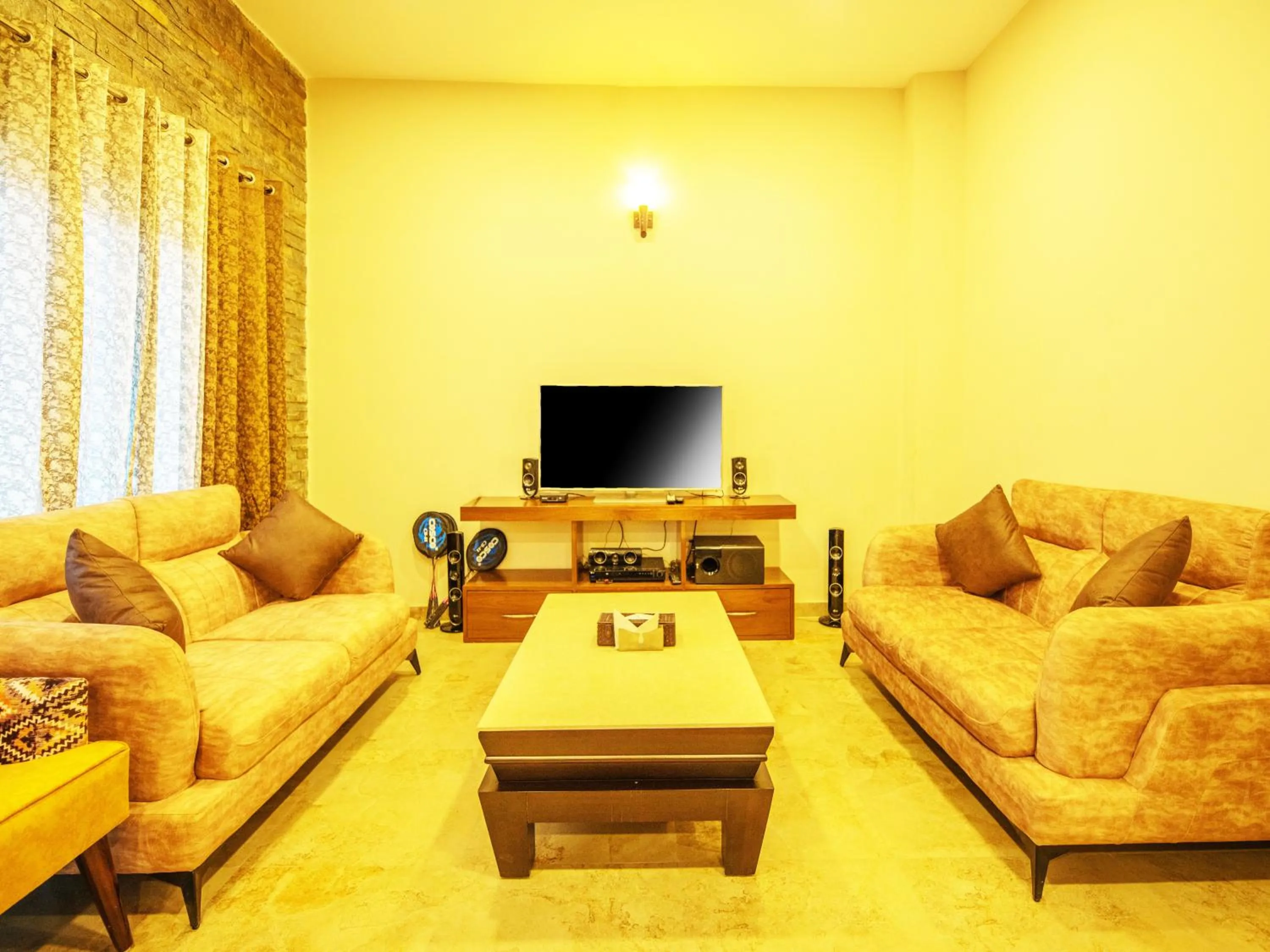 Communal lounge/ TV room in Captains Paradise Luxury Resort at Mukteshwar Hill Station