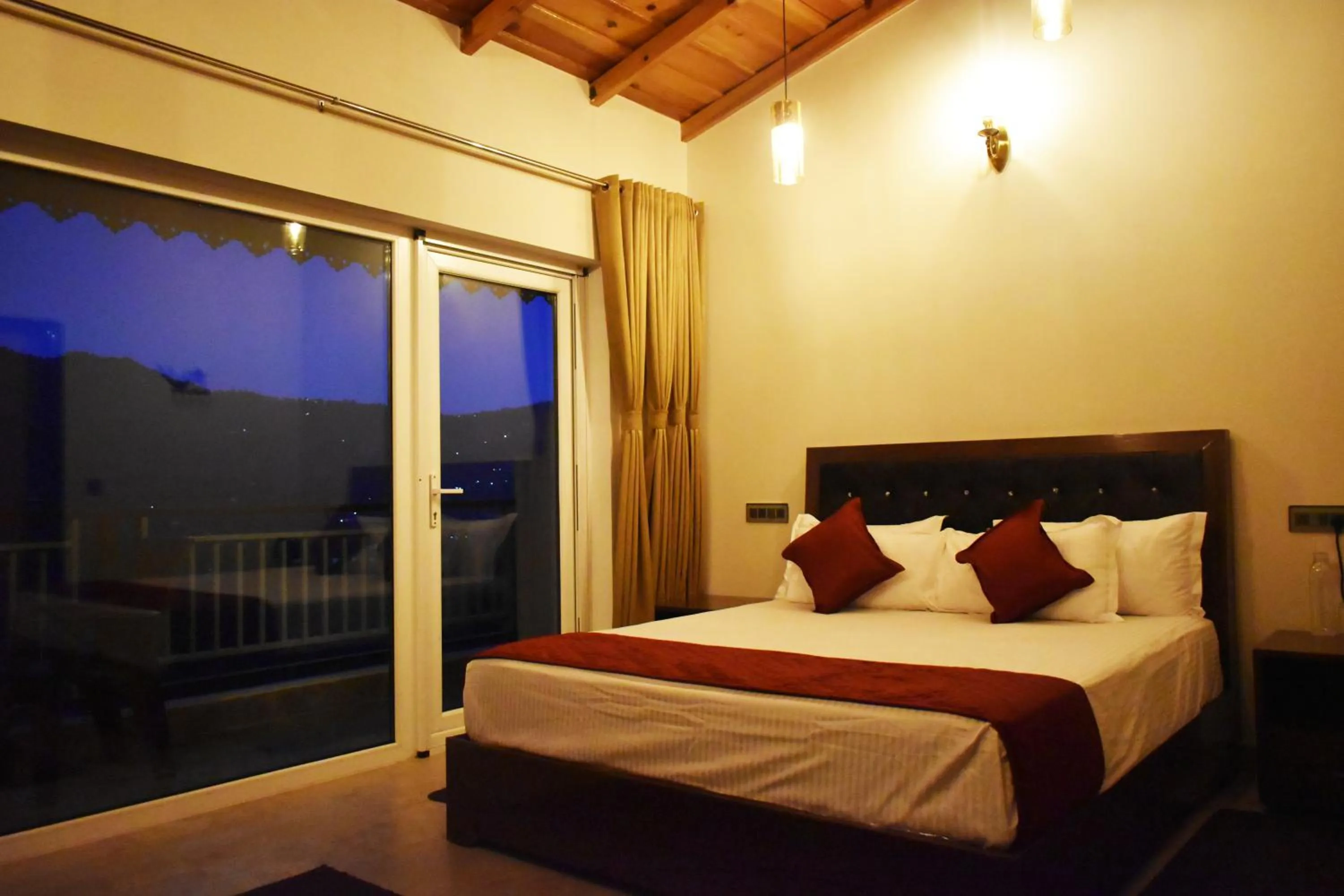 Bed in Captains Paradise Luxury Resort at Mukteshwar Hill Station