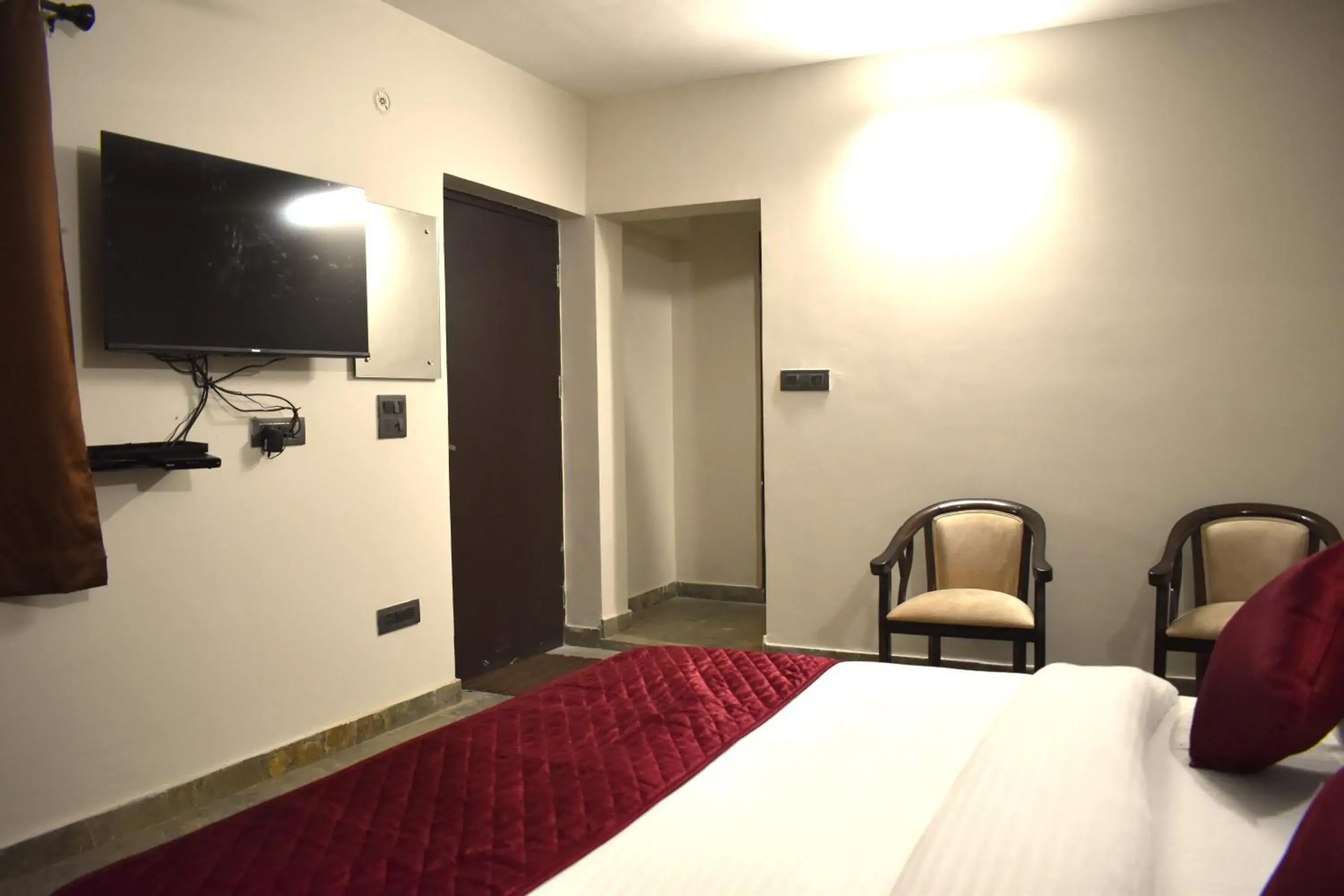 Communal lounge/ TV room, Bed in Captains Paradise Luxury Resort at Mukteshwar Hill Station Communal lounge/ TV room, Bed in Captains Paradise Luxury Resort at Mukteshwar Hill Station