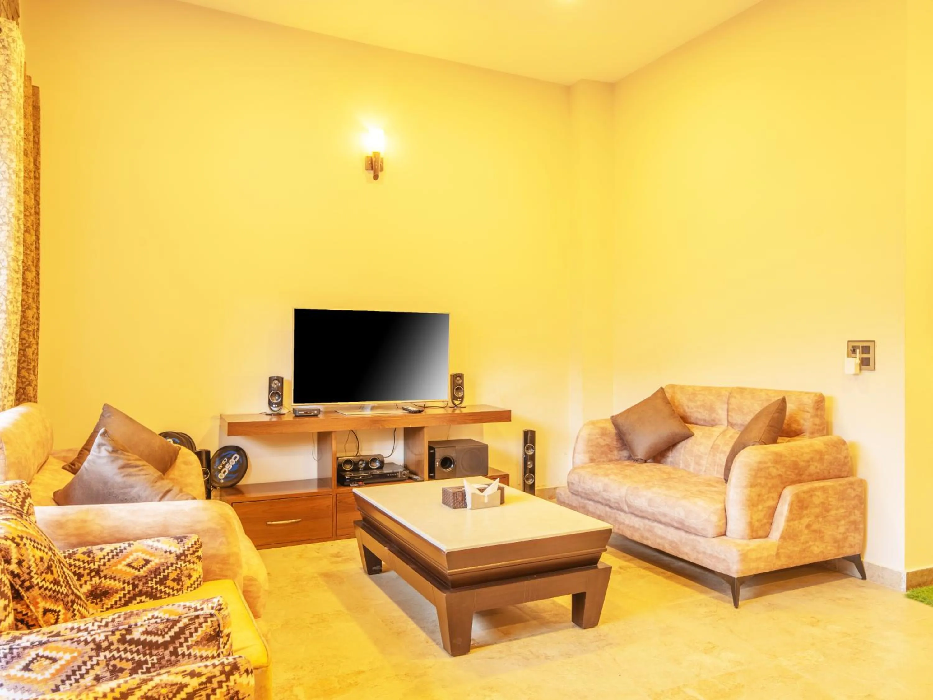 Communal lounge/ TV room in Captains Paradise Luxury Resort at Mukteshwar Hill Station