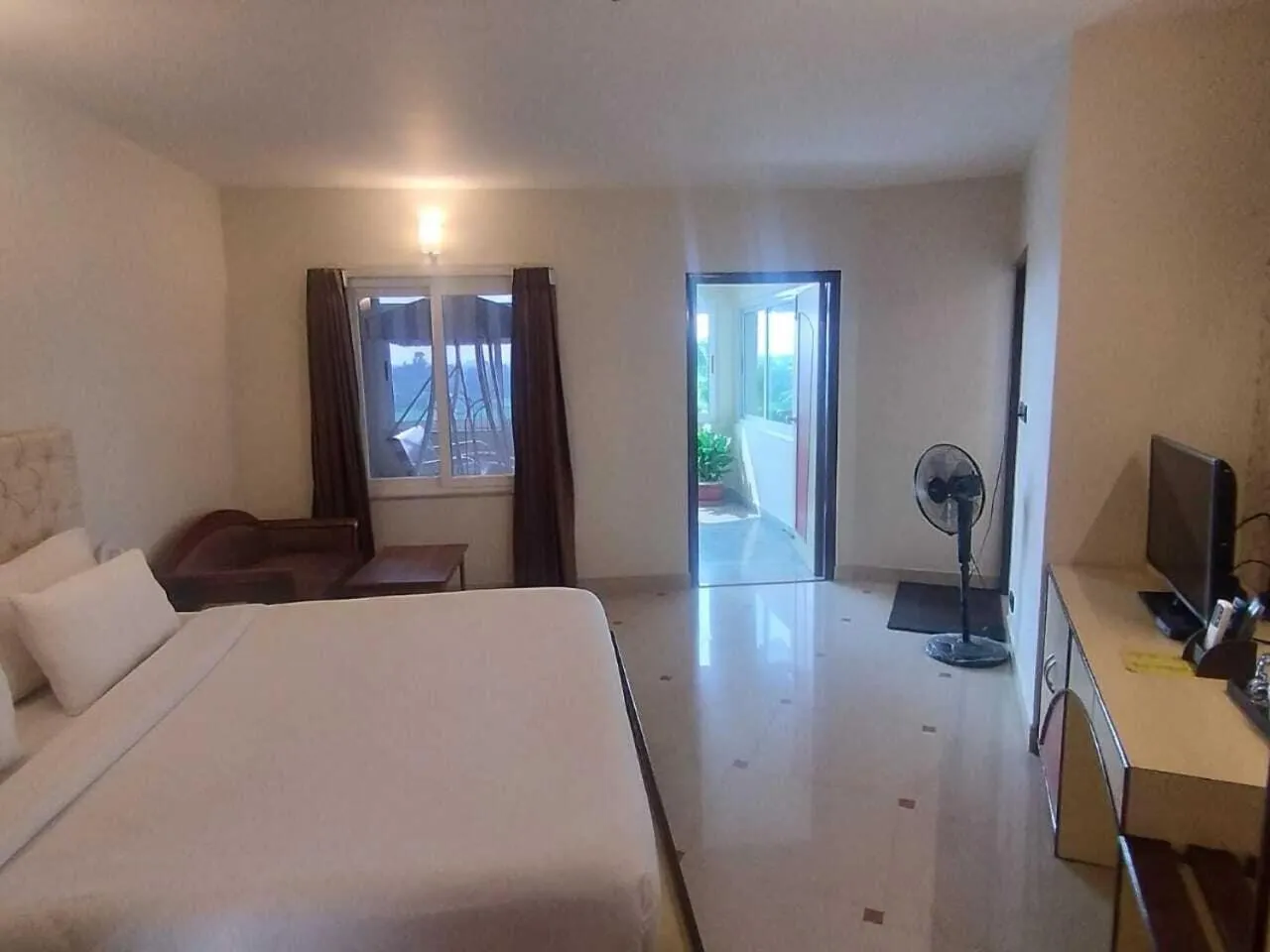 Facade/entrance, Bed in GOLDEN PARK HOTEL & RESORT