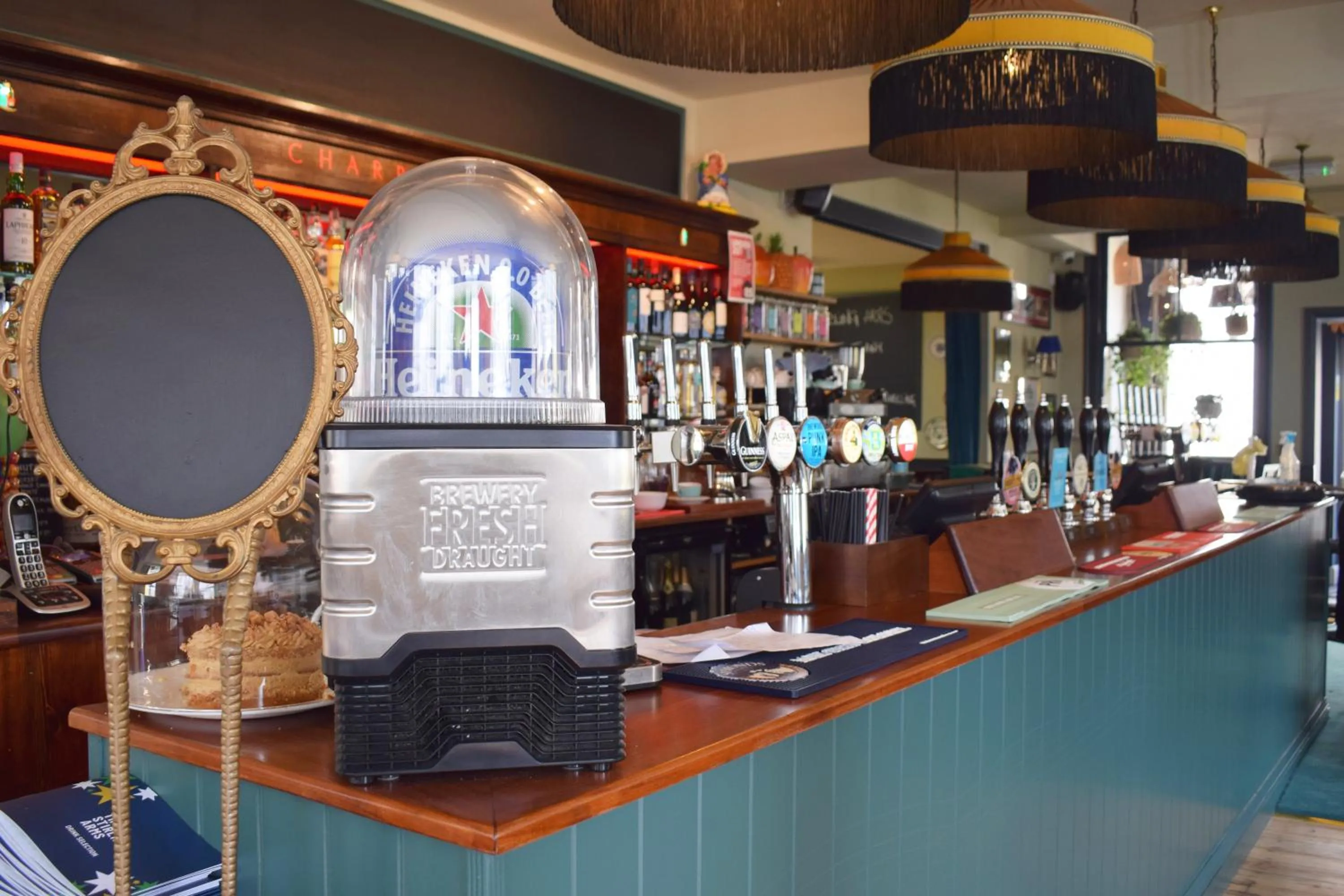 Lounge or bar in The Stirling Arms Pub & Rooms