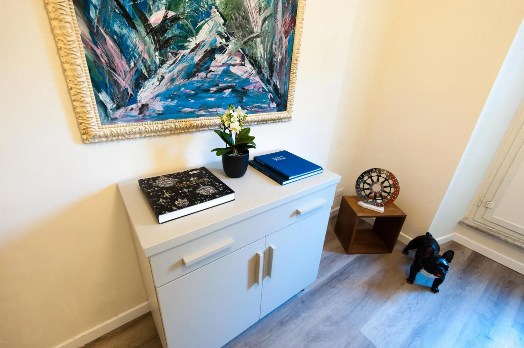 Decorative detail in Design 18 Charming Rooms