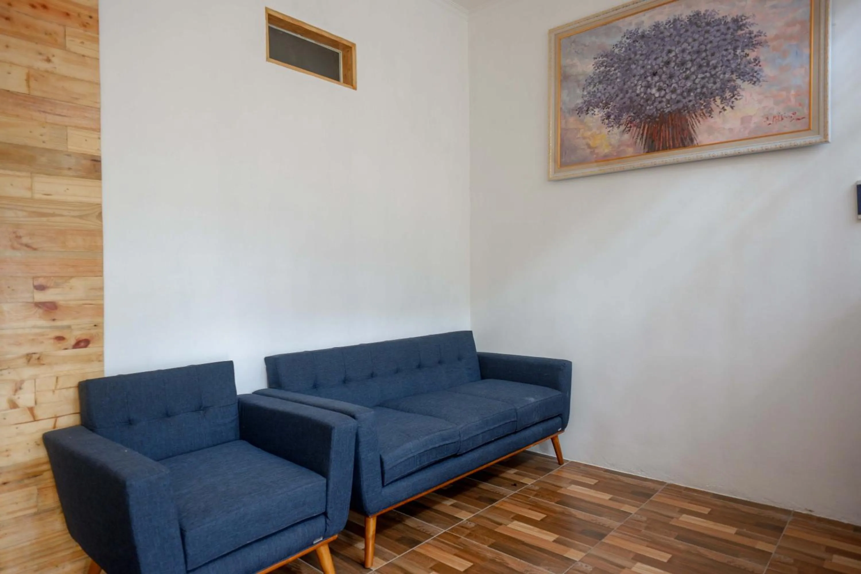 Seating area in Omah Ninten Syariah Laweyan RedPartner