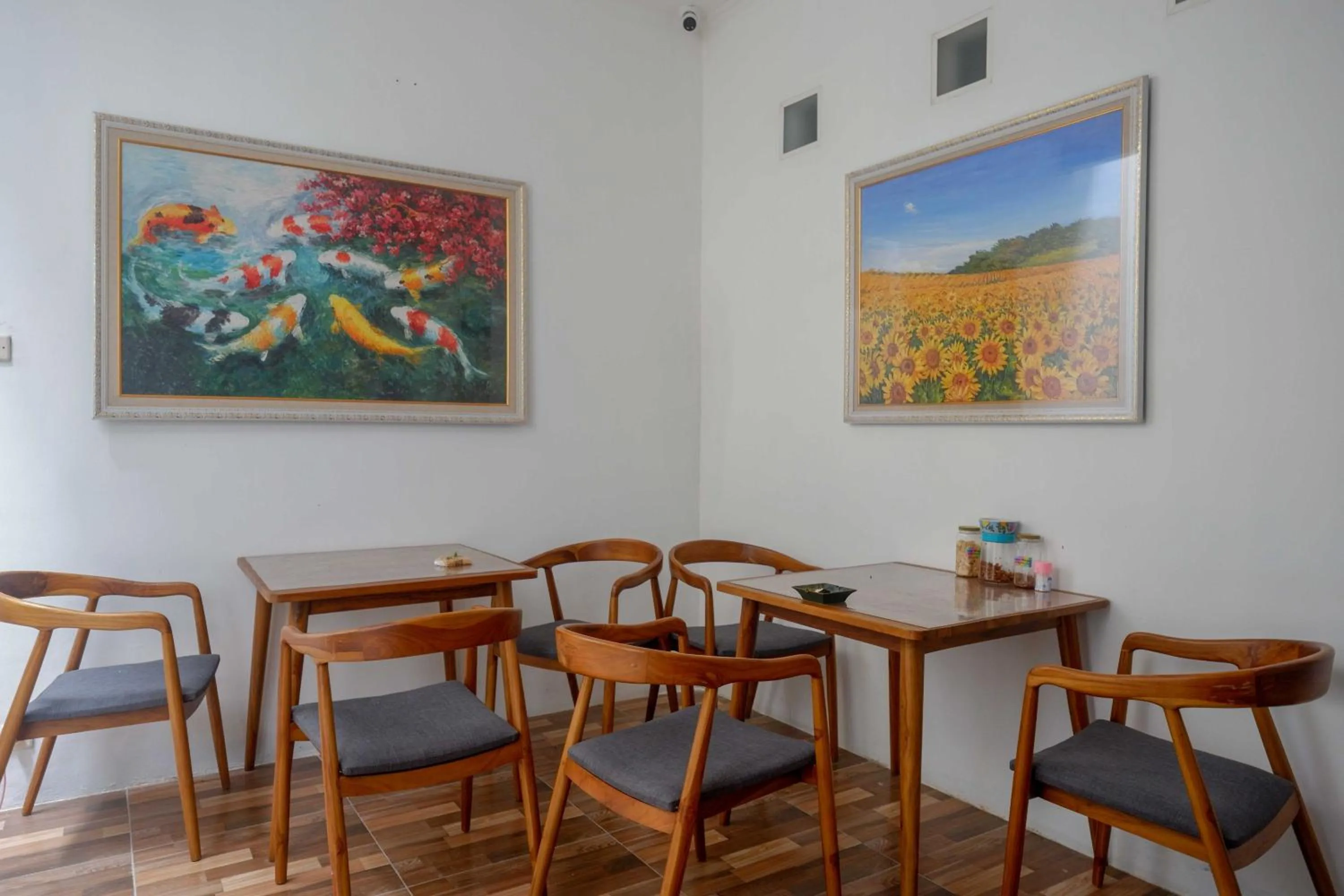 Seating area in Omah Ninten Syariah Laweyan RedPartner