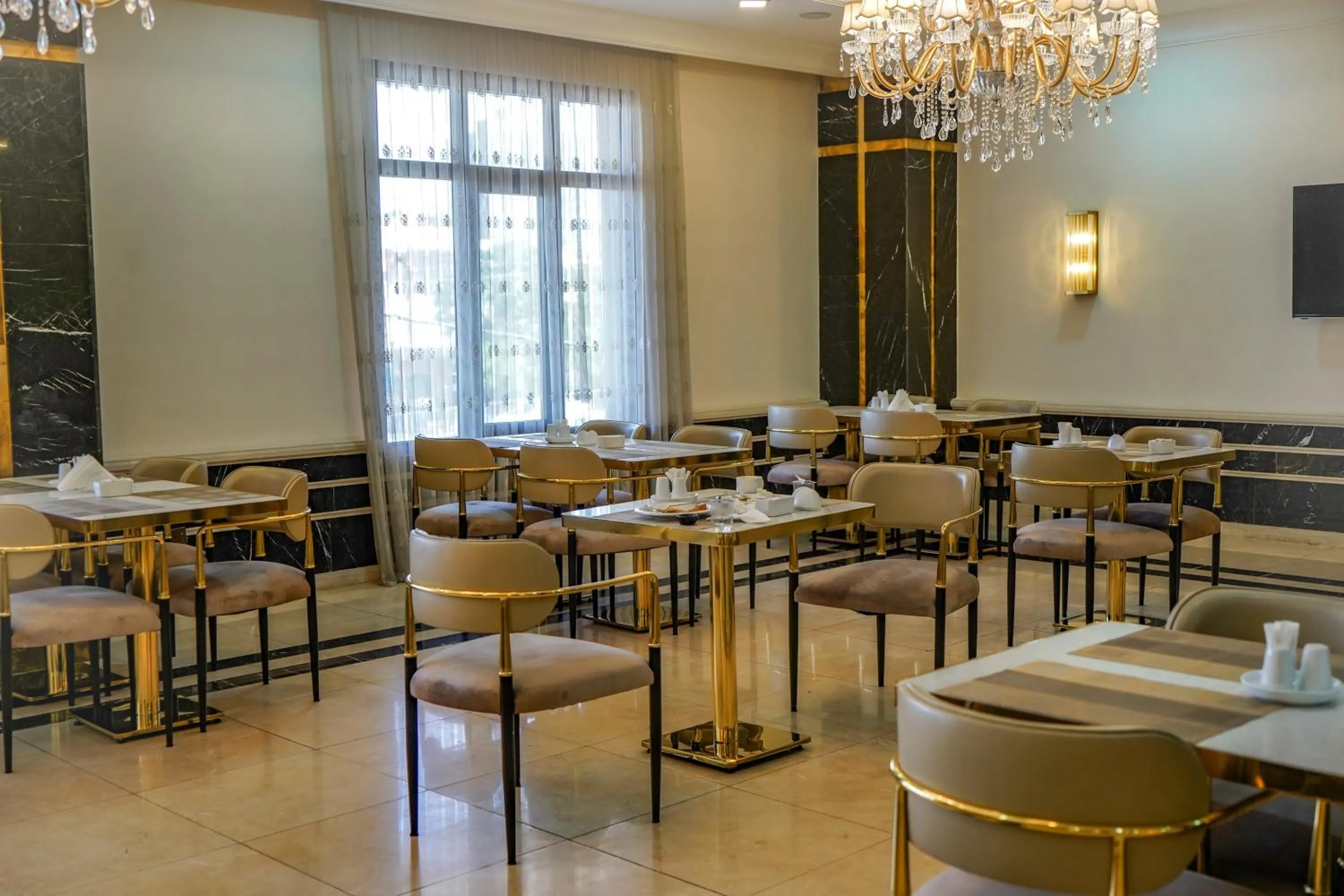 Restaurant/places to eat in Haden Hotel