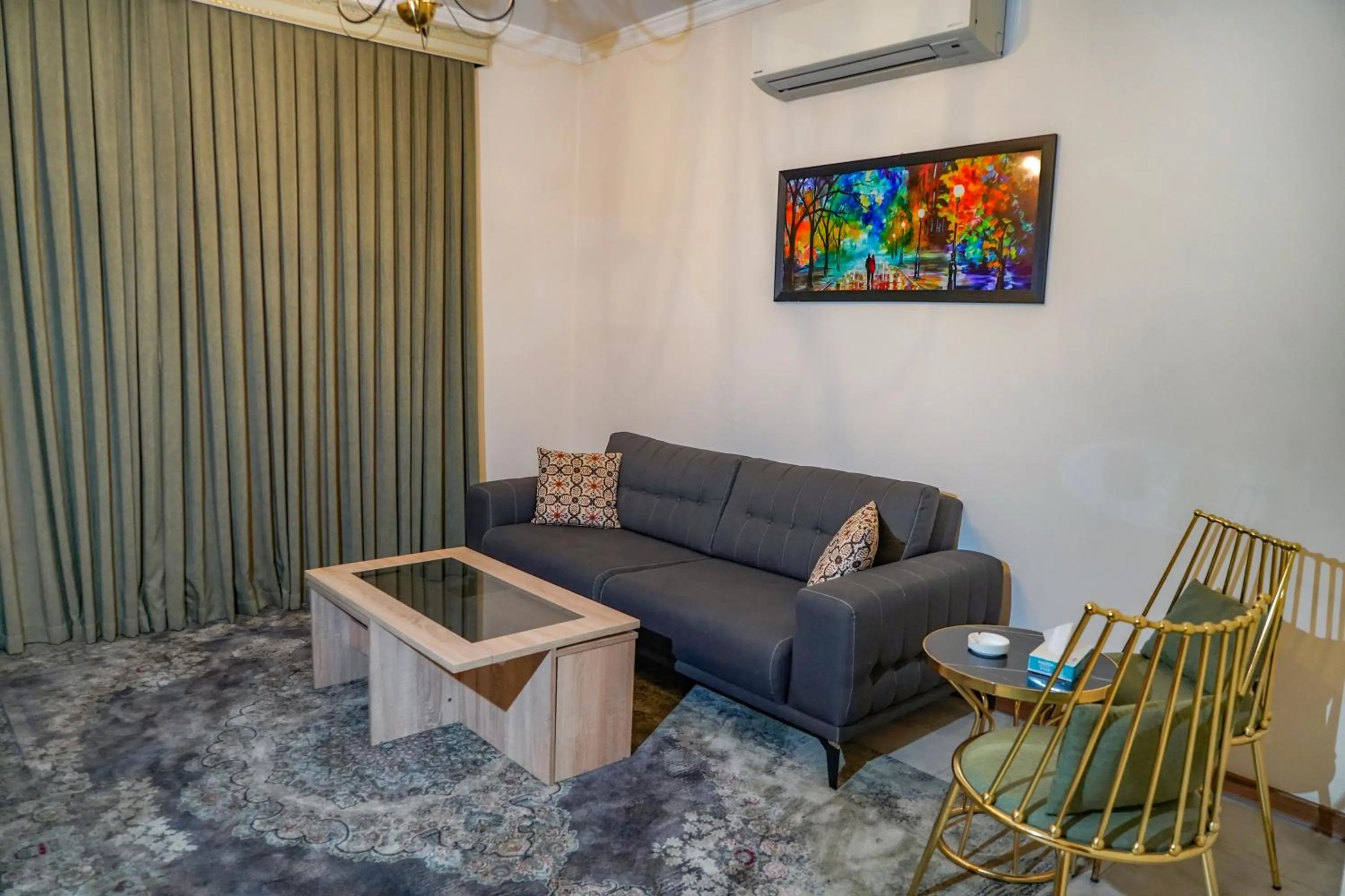 Communal lounge/ TV room in Haden Hotel