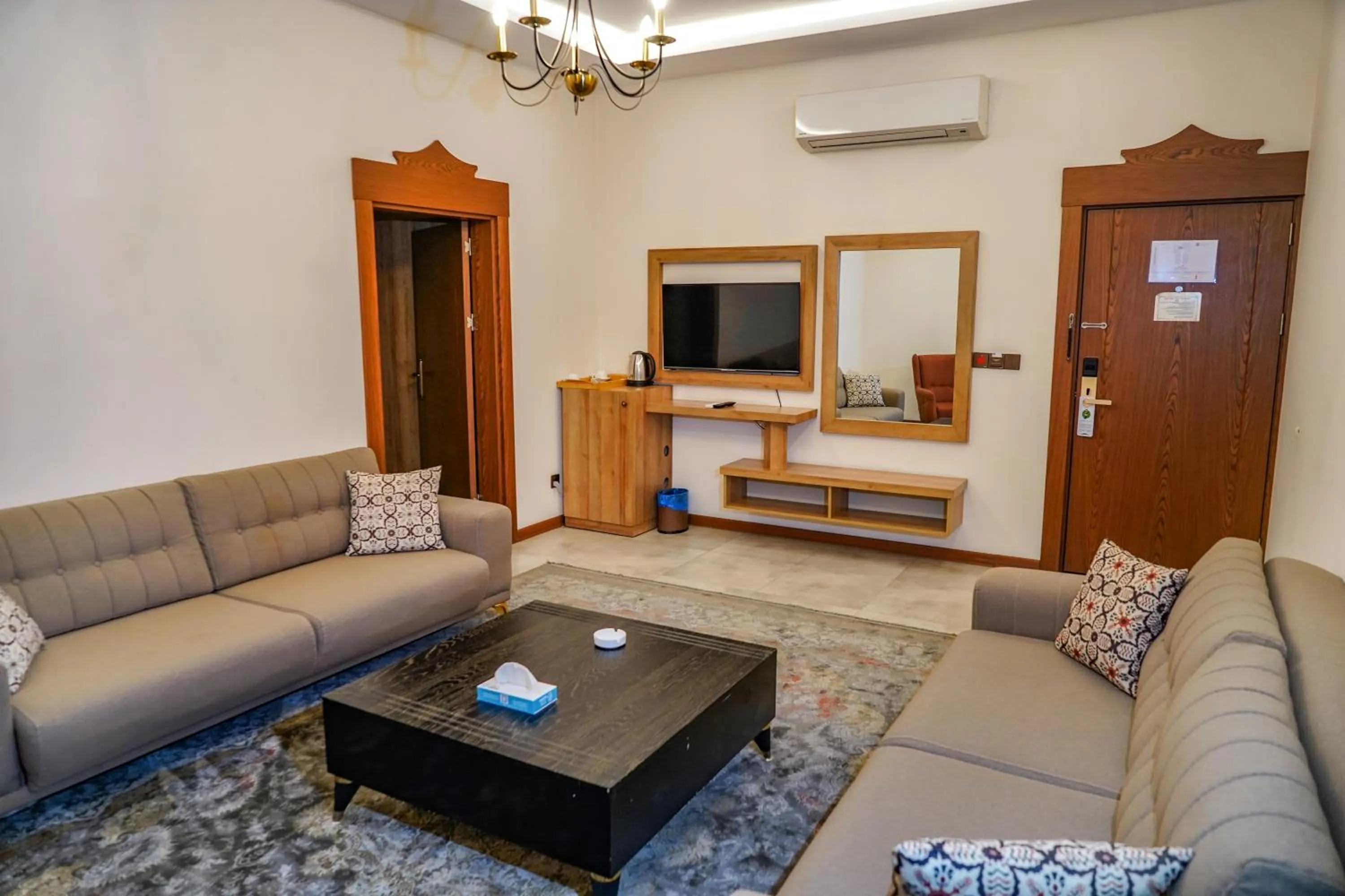 Communal lounge/ TV room in Haden Hotel