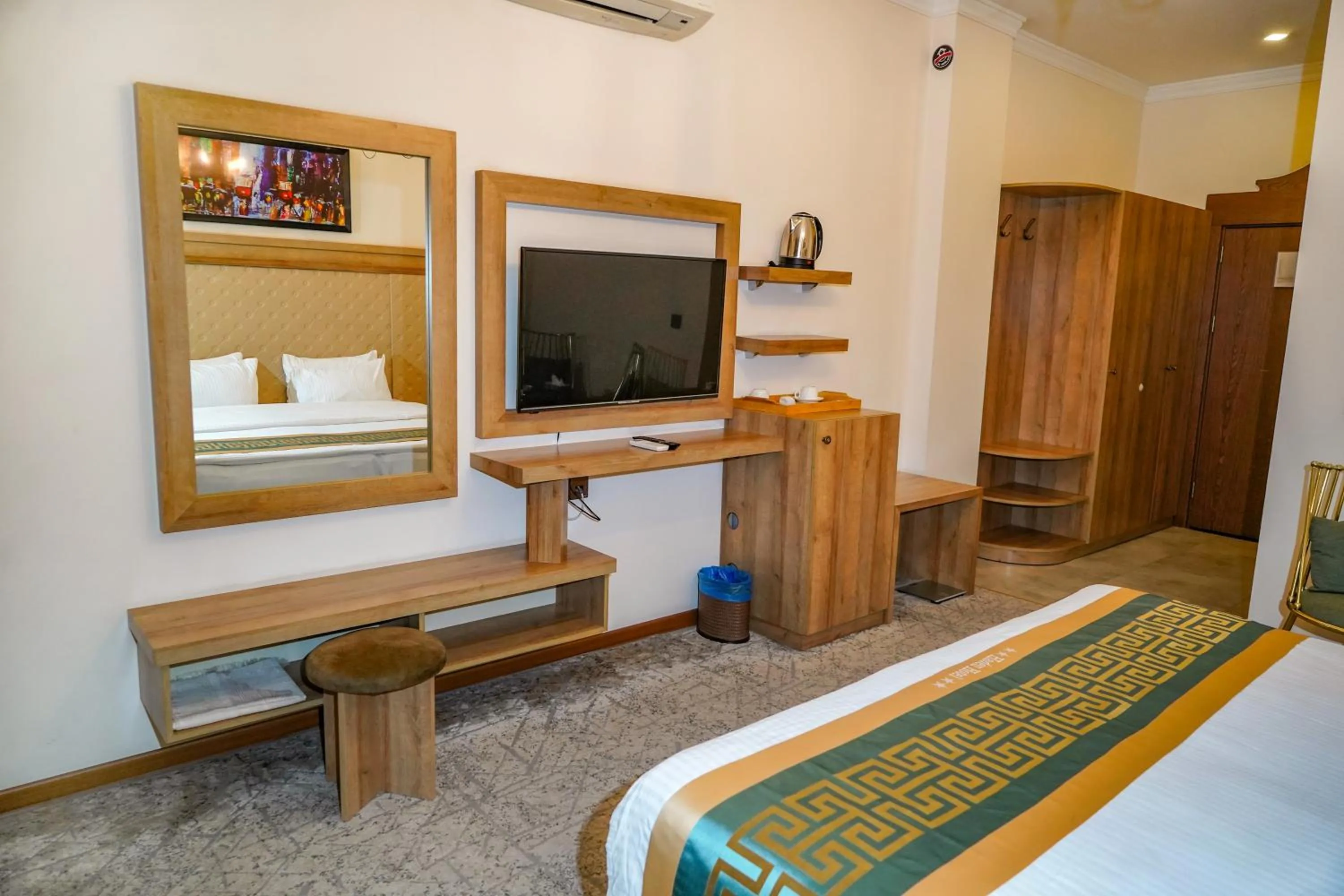 Communal lounge/ TV room, Bed in Haden Hotel