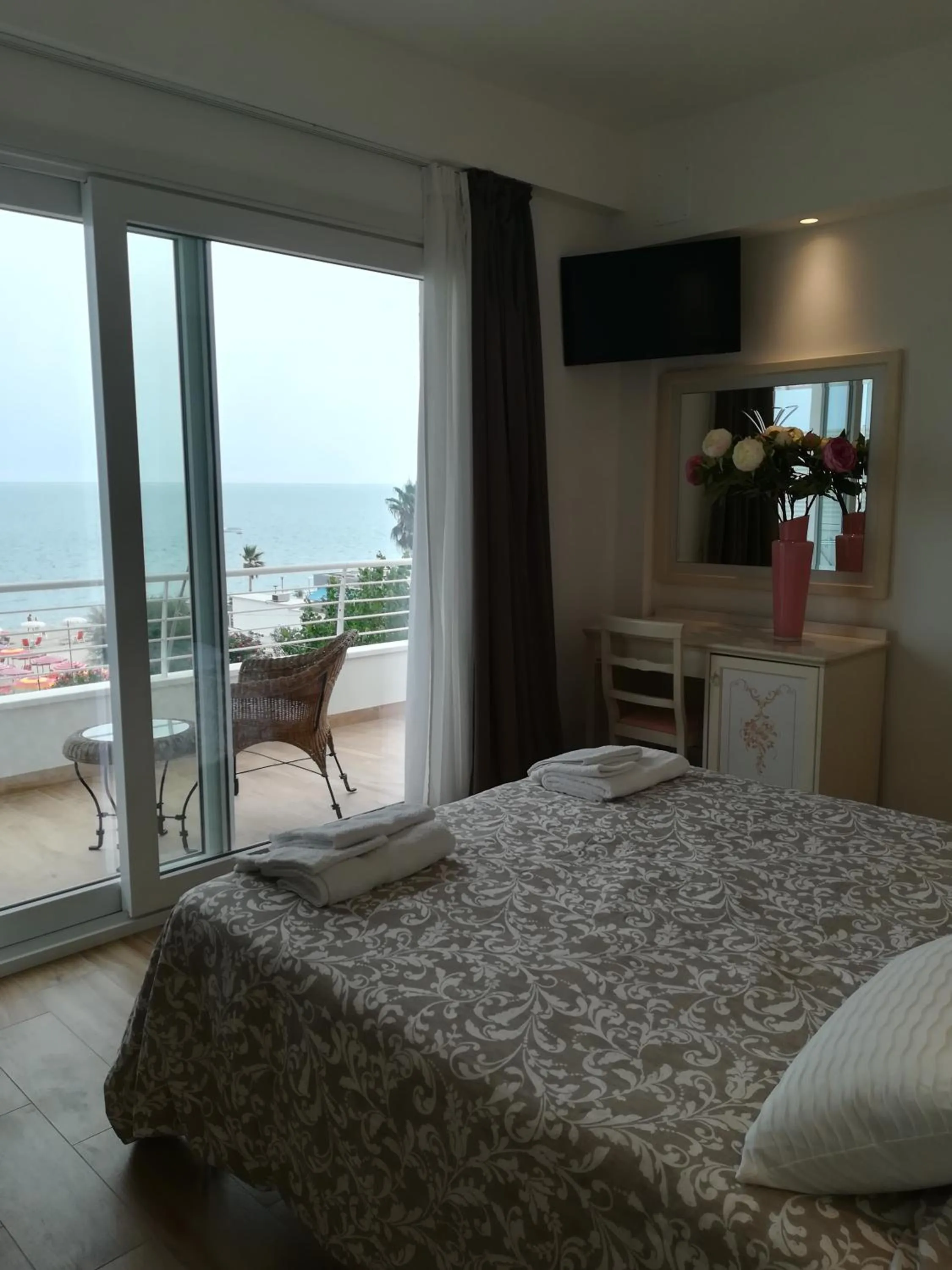 Photo of the whole room, Bed in Hotel Flora