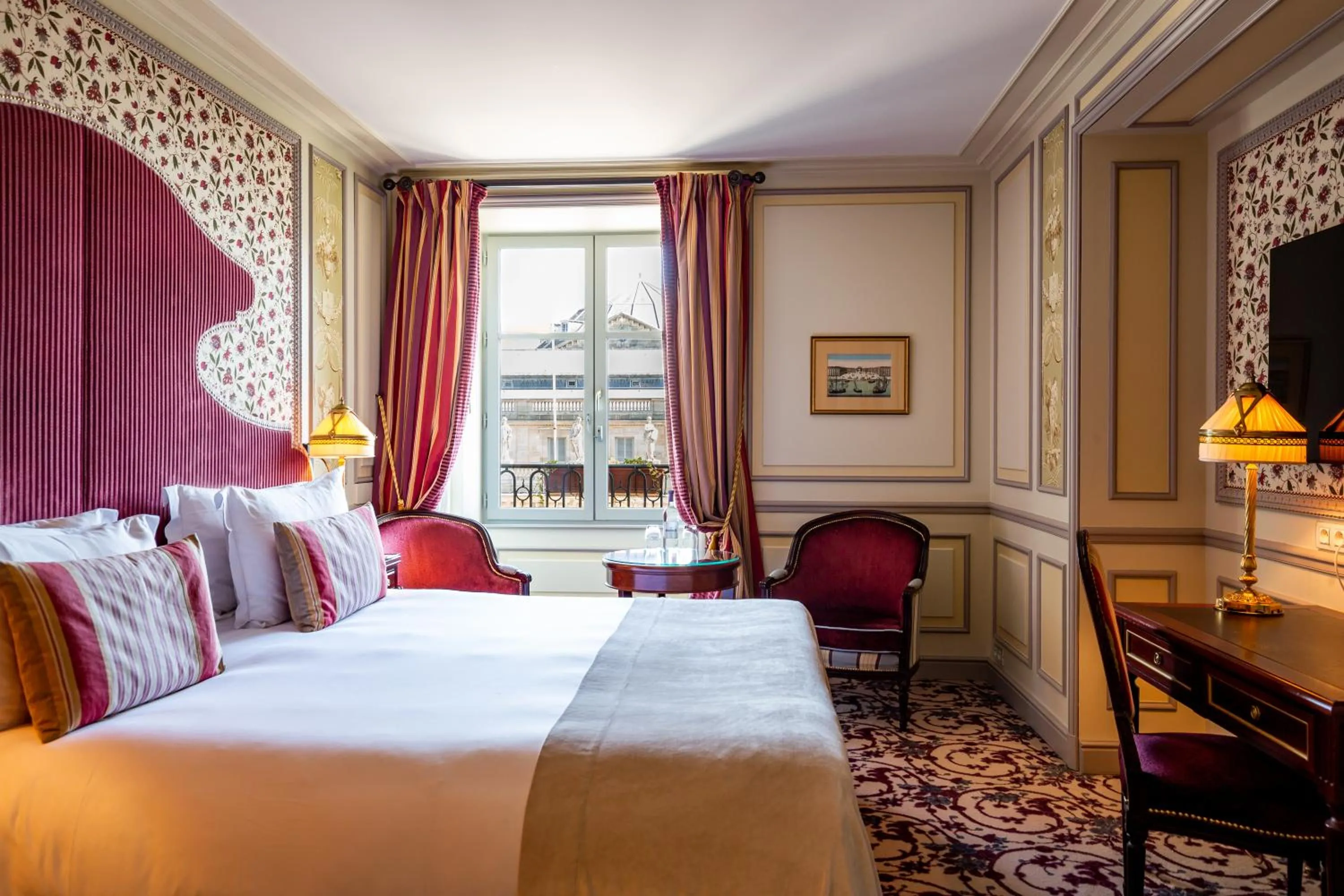 Bedroom, Bed in InterContinental Bordeaux Le Grand Hotel by IHG