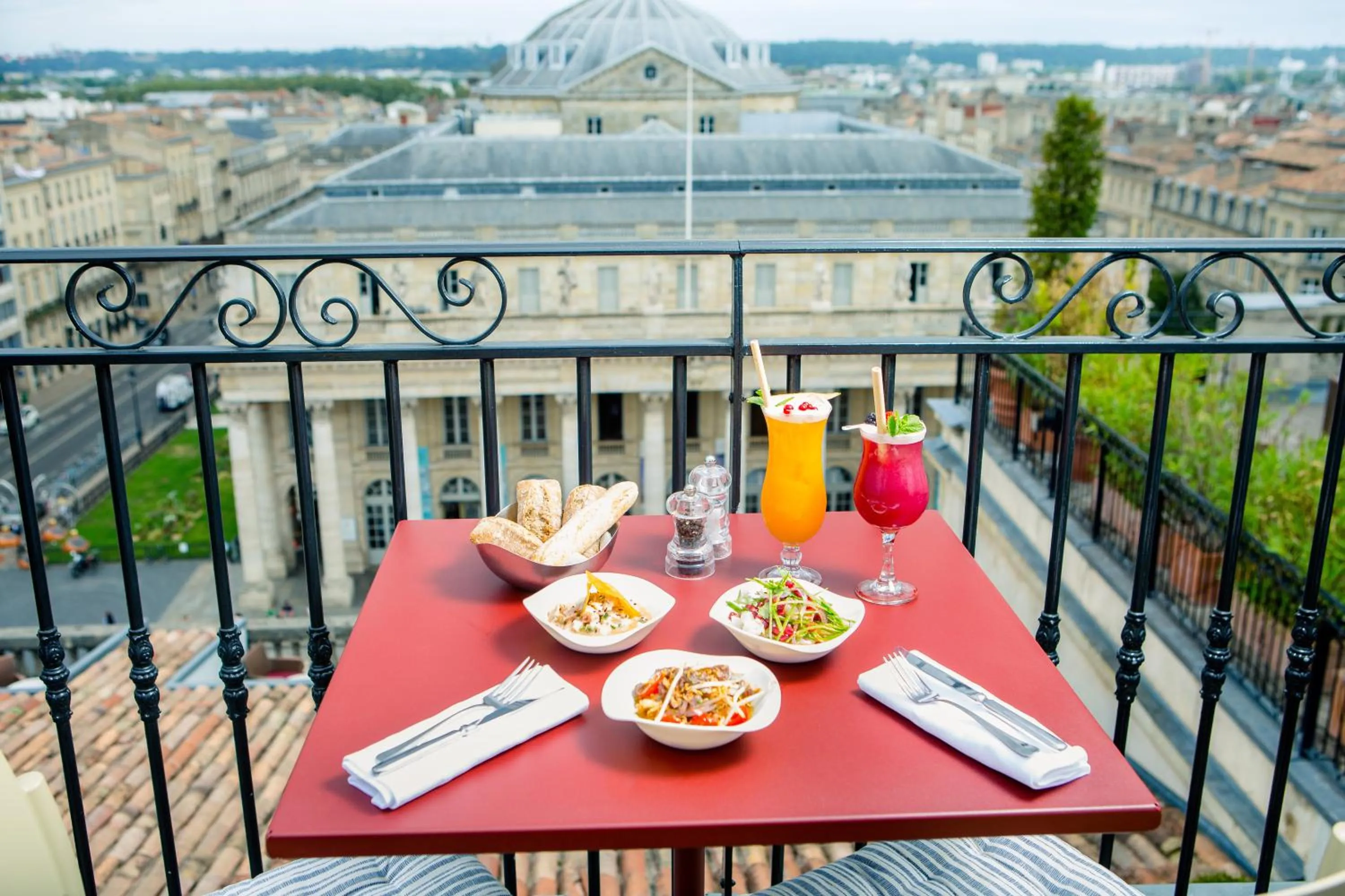 Lounge or bar in InterContinental Bordeaux Le Grand Hotel by IHG